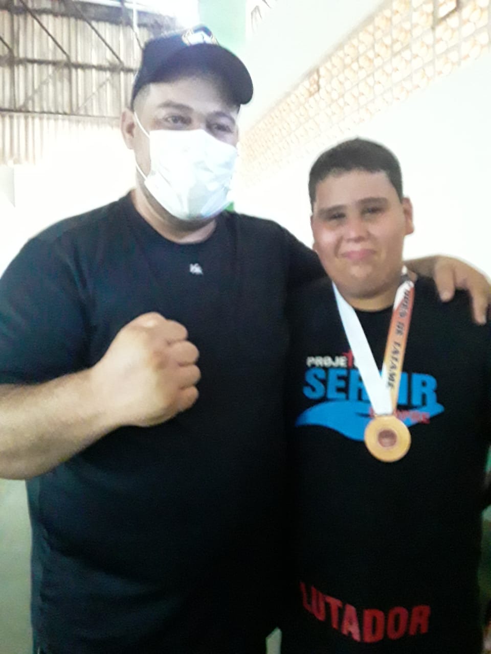 João Vítor de Oliviera com sua primeira medalha no kickboxing