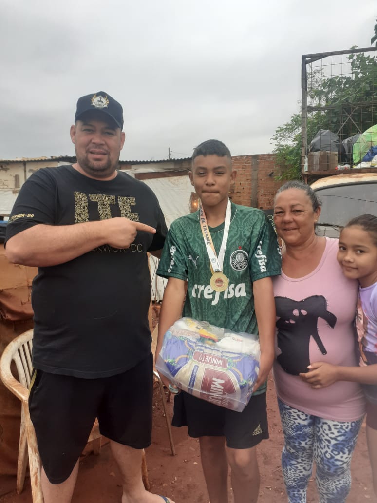 Anderson Mafra (esq.) aponta para a medalha de outro conquistada por Ruan Matheus Lourenço da Silva