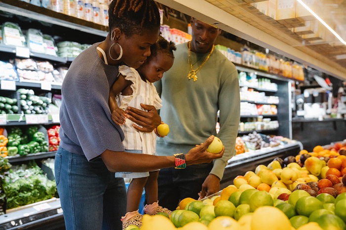 imagem de uma familia fazendo compras dentro do supermercado