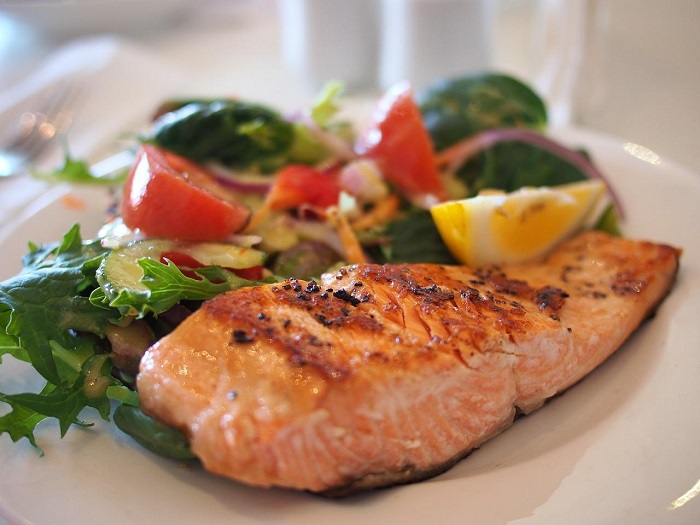 um prato de comida com salmão