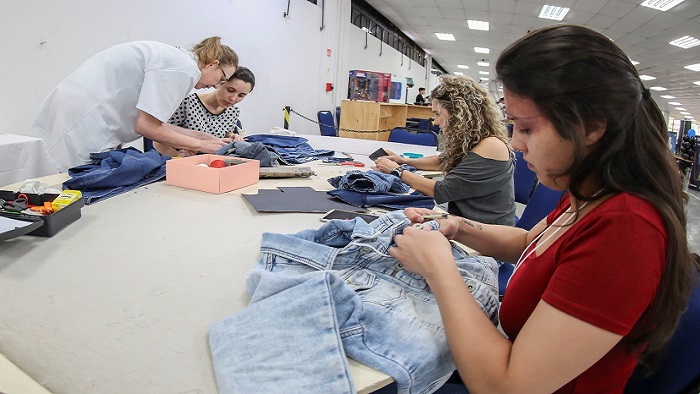 alunos do senai fazendo aula em curso profissionalizante