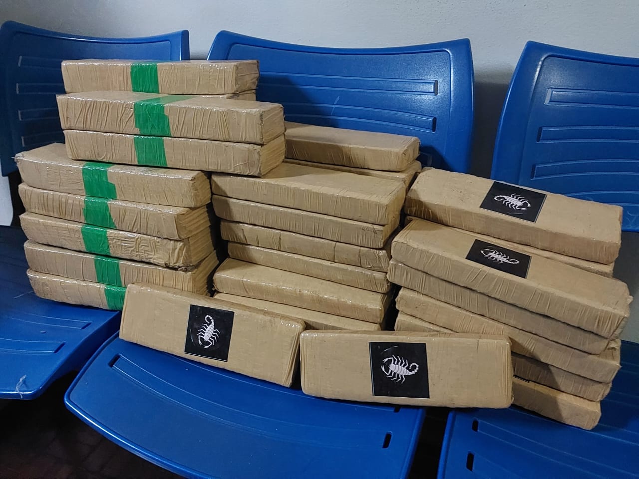 Tabletes de maconha foram apreendidos pela Polícia Militar
