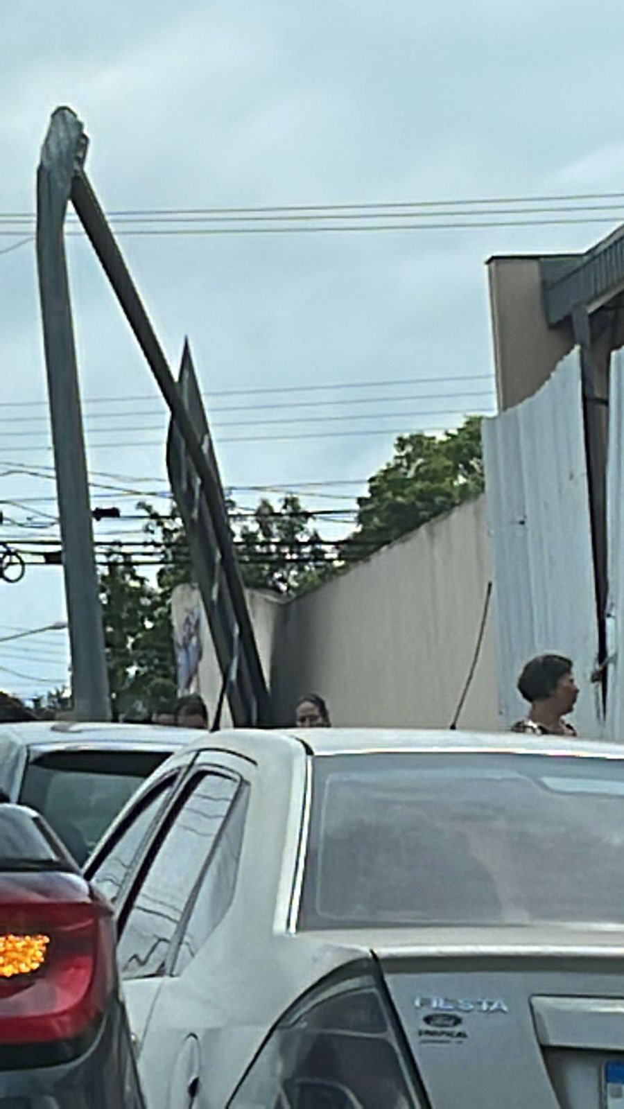 Placa de sinalização entortou em frente ao Colégio Ética durante o temporal.