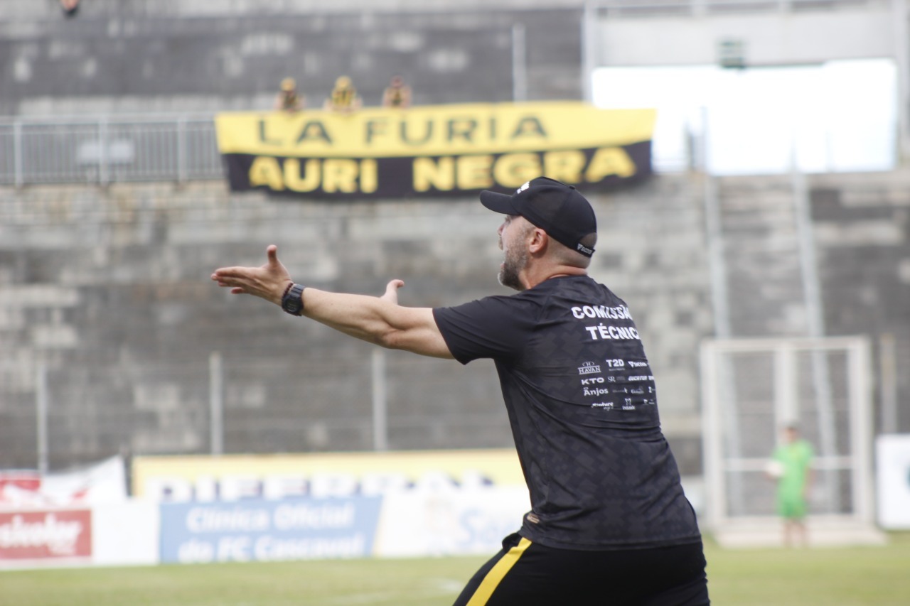 Ademir Fesan experimentou a fúria da torcida aurinegra