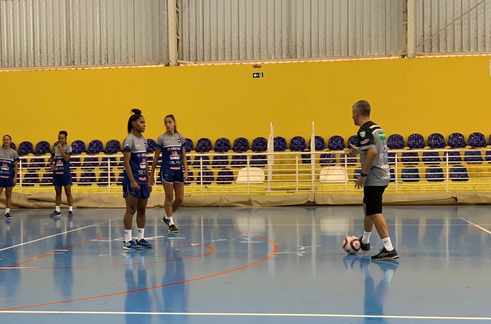 Lelinha e Marina Loures, reforços do Stein, atentas ao técnico Márcio Coelho