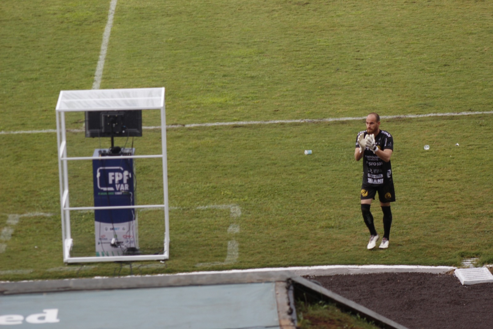 O paredão André Luiz passa ao lado da cabine do VAR