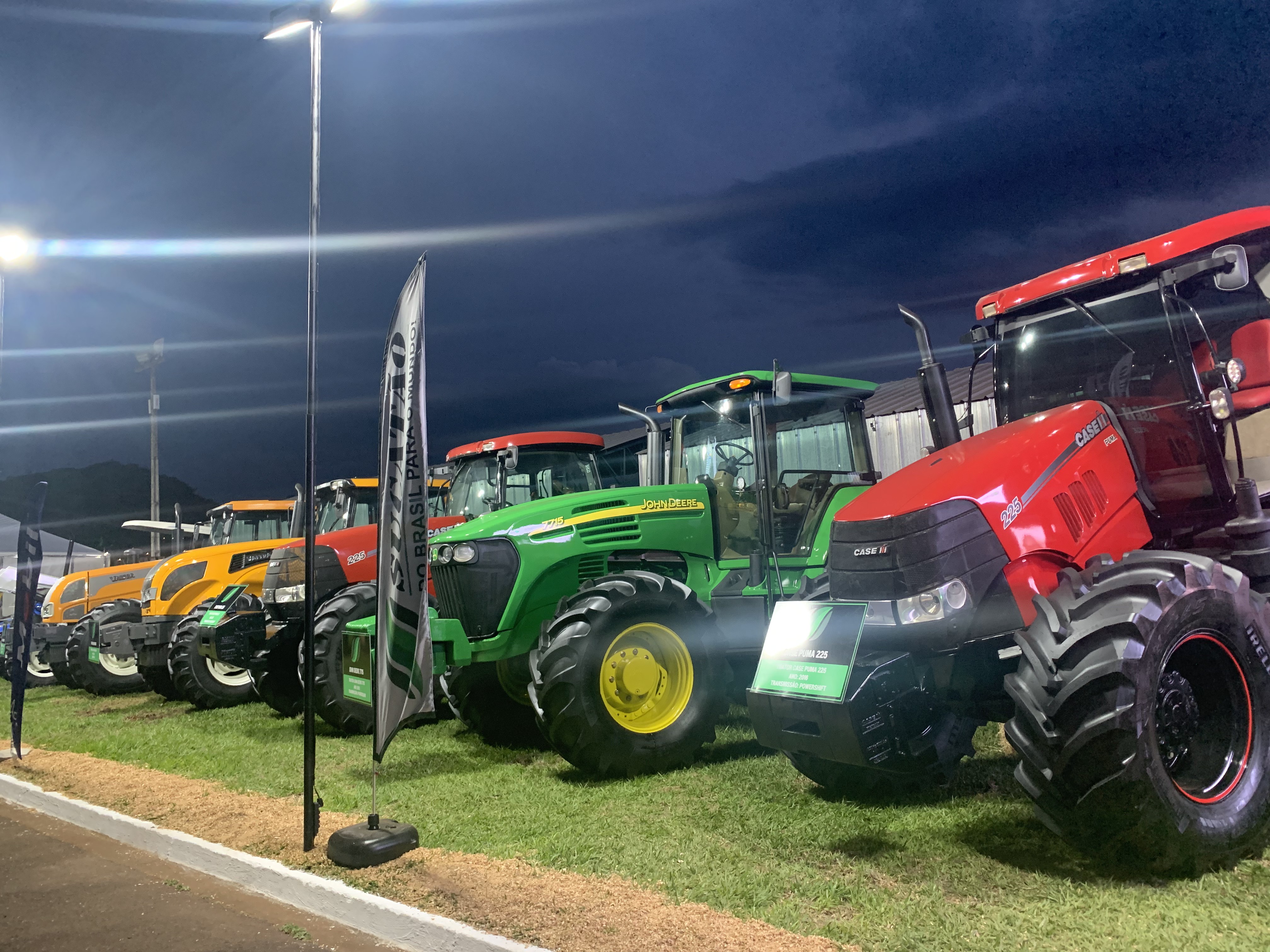 Tratores da Case IH de diversos modelos.