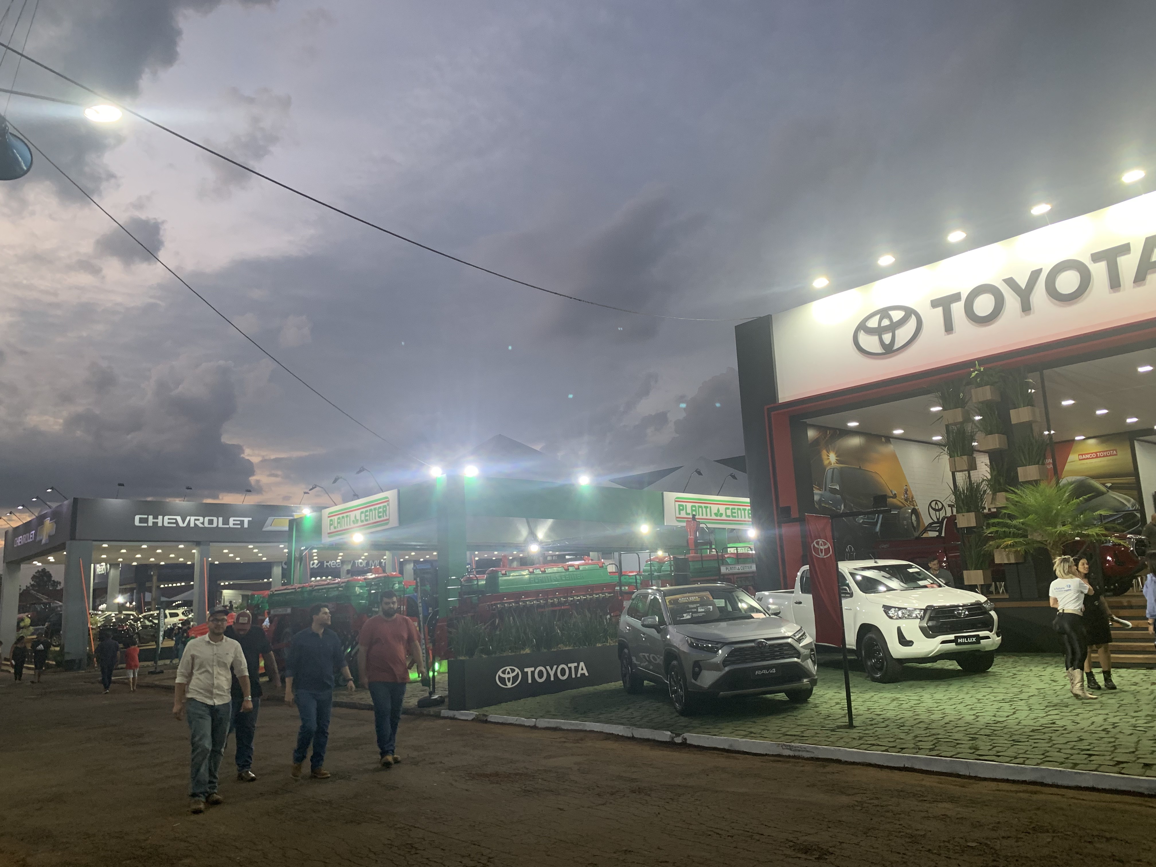 Stands de diversas marcas de carros populares, como Chevrolet e Toyota.