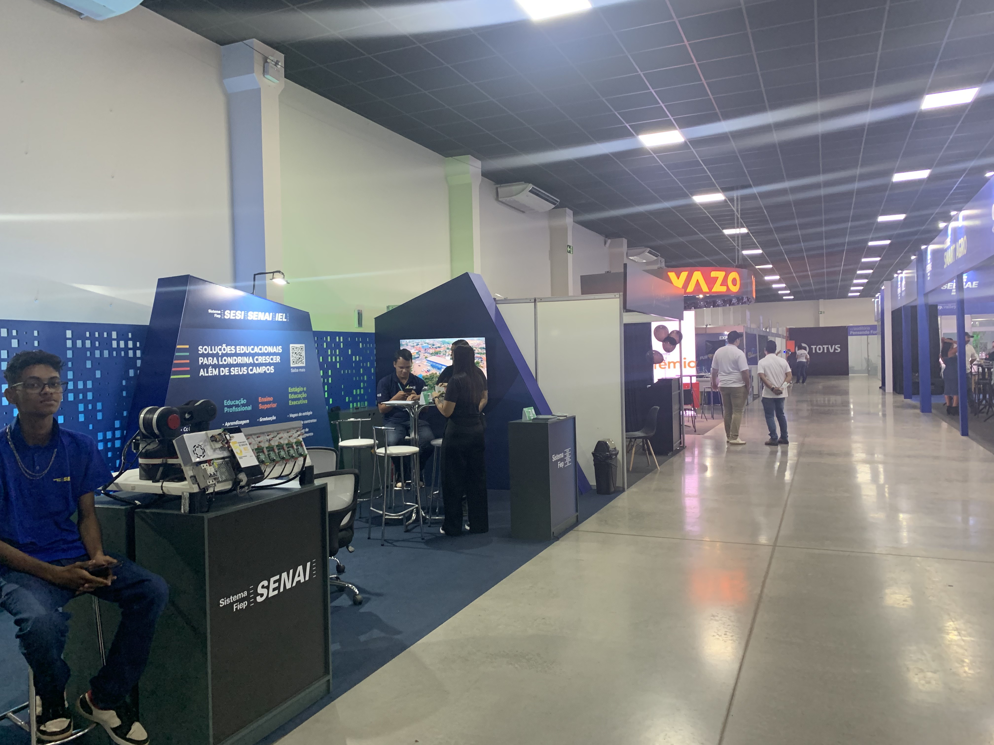 Stands de tecnologia, como de inovações do Senai.