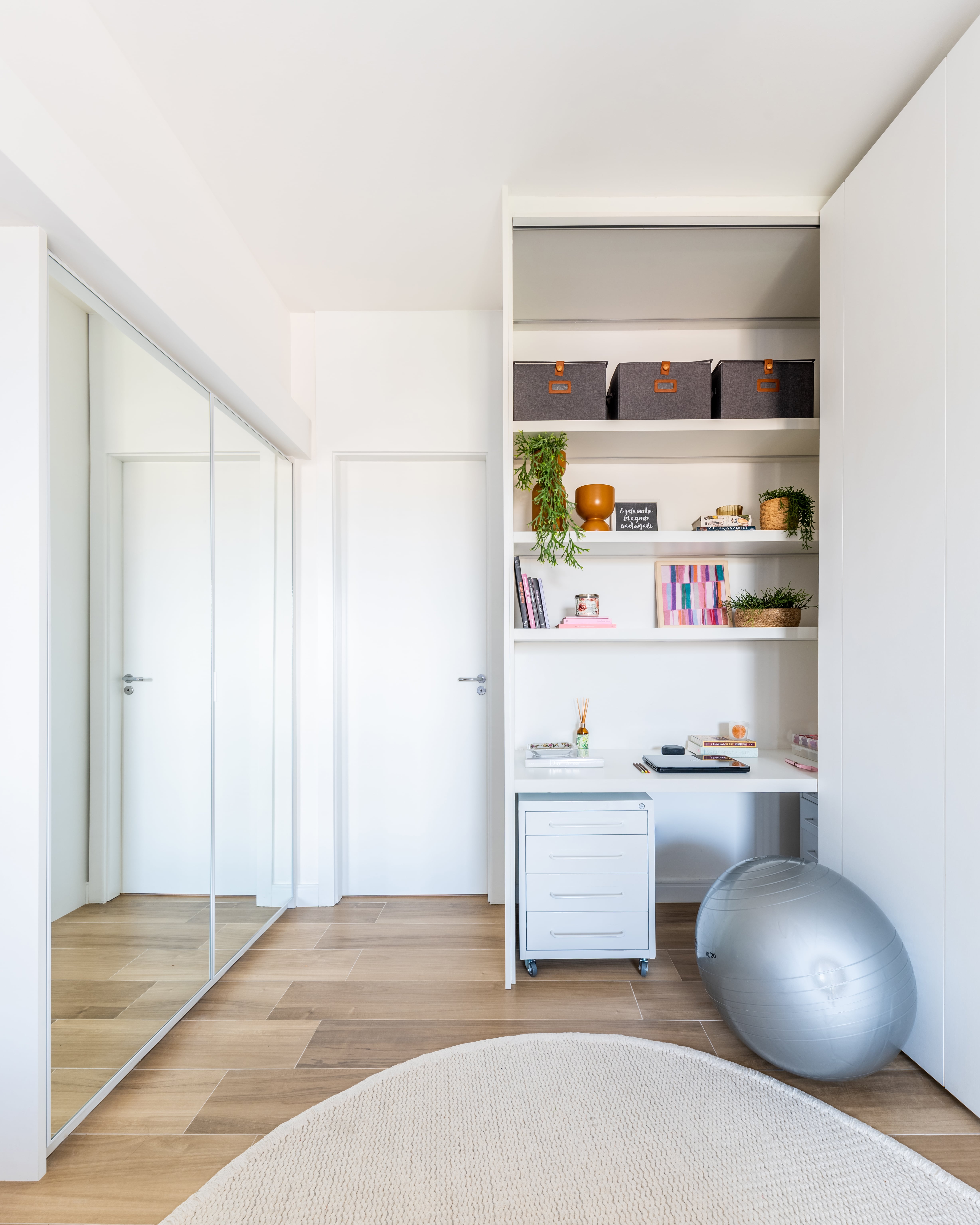 Os armários também podem se tornar um local para o home office. Os cloffices, como são conhecidos, se configuram como uma boa saída para driblar a falta de espaço nos ambintes.