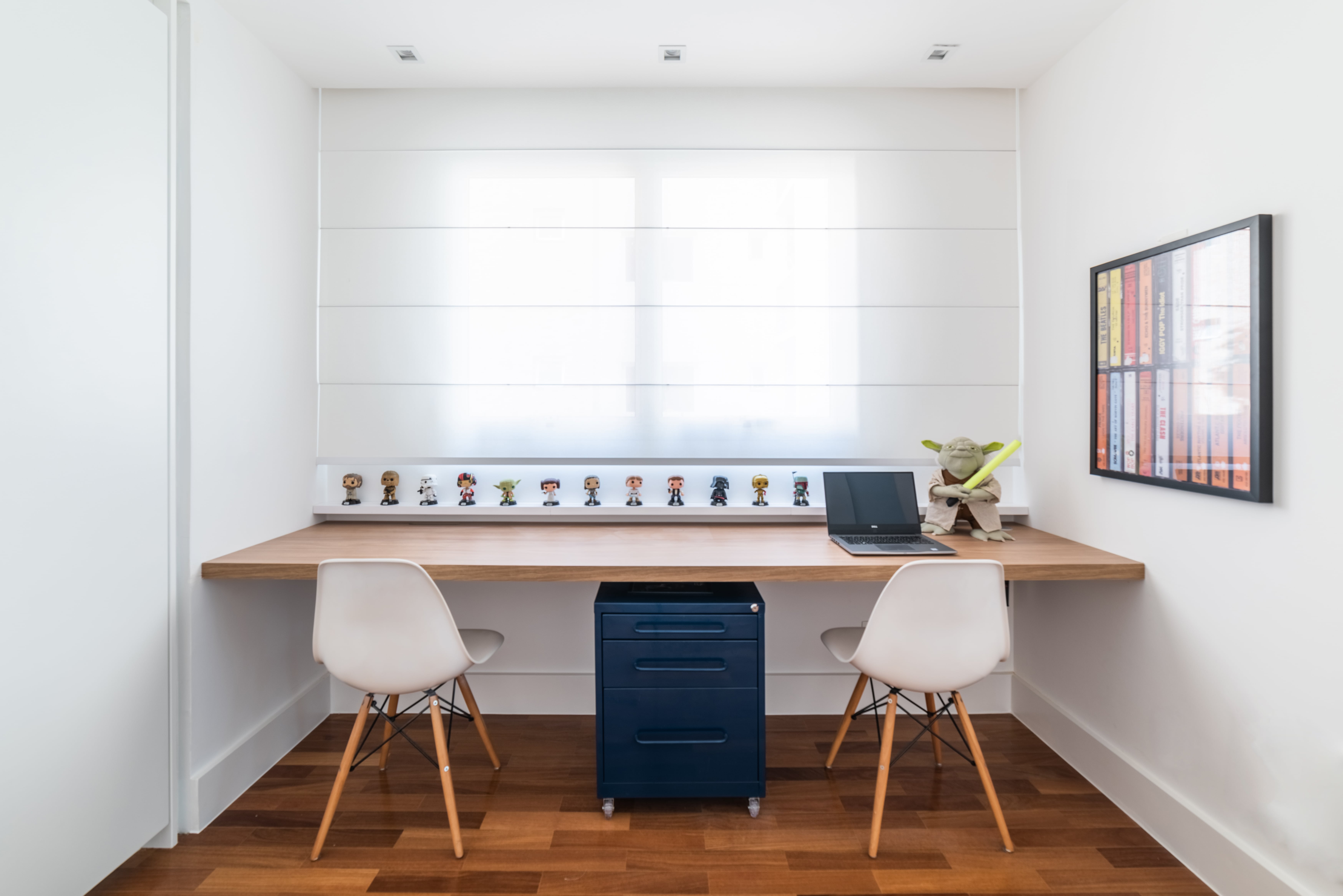 Nem todo o home office precisa de um super projeto, basta eleger os elementos certos e espaço ideal. Com uma bancada, cadeiras e um gaveteiro.