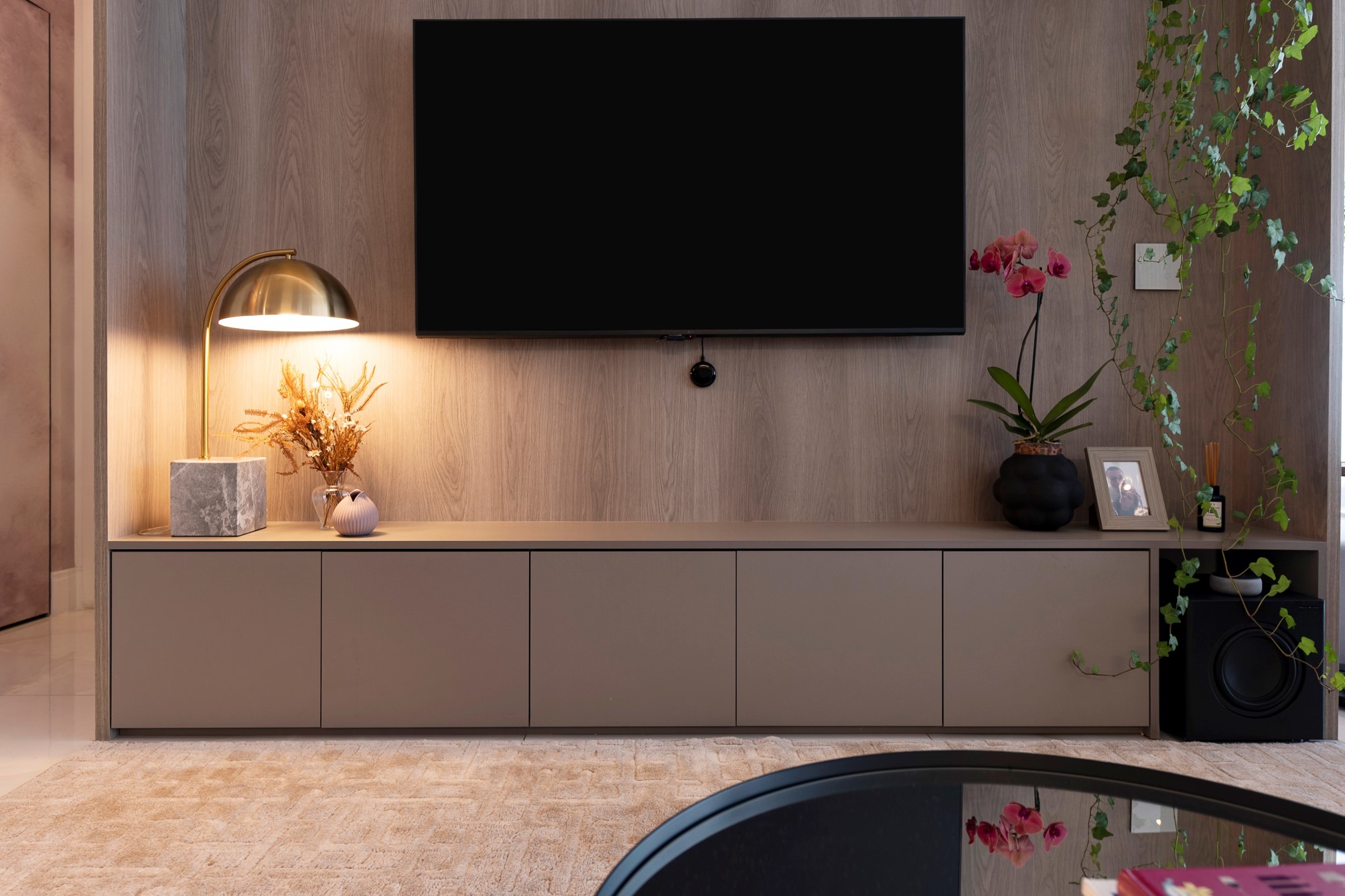 Para unir os ambientes, é importante que os elementos da decoração criem uma harmonia visual e “conversem” entre si.