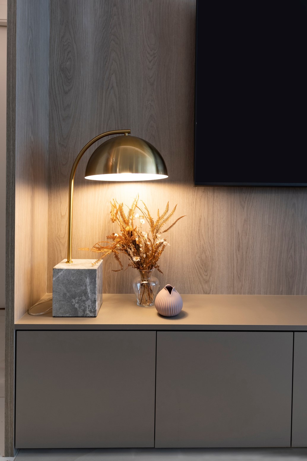 Luminárias de mesa metalizadas combinam com o estilo industrial.