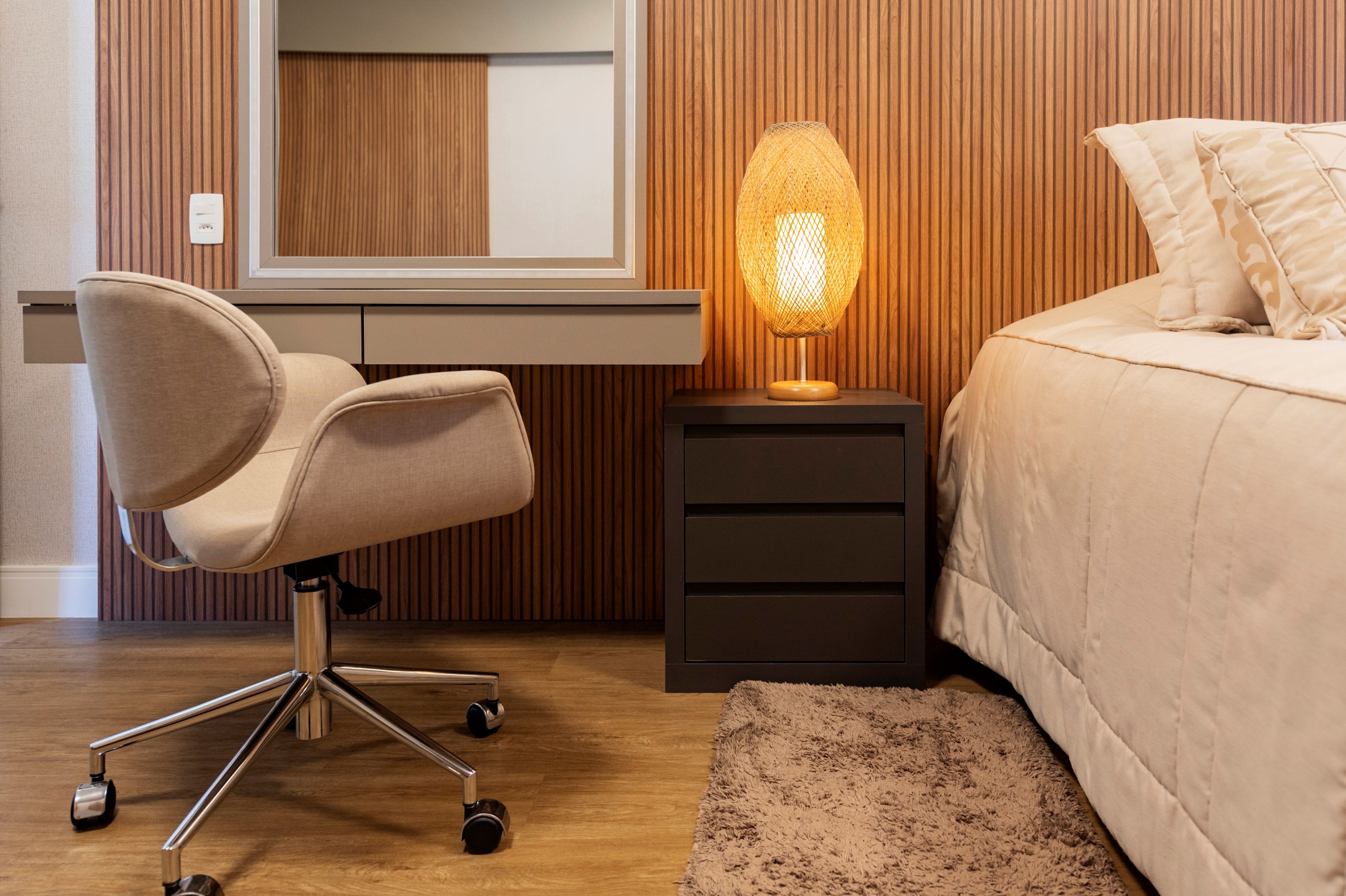 Quarto com décor natural - painel ripado de madeira e abajur feito com fibras em projeto de Luciana Ballio.