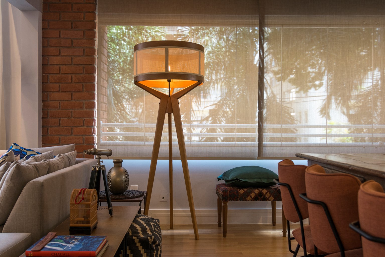 Luminária de piso em madeira em projeto de Emerson Basso.
