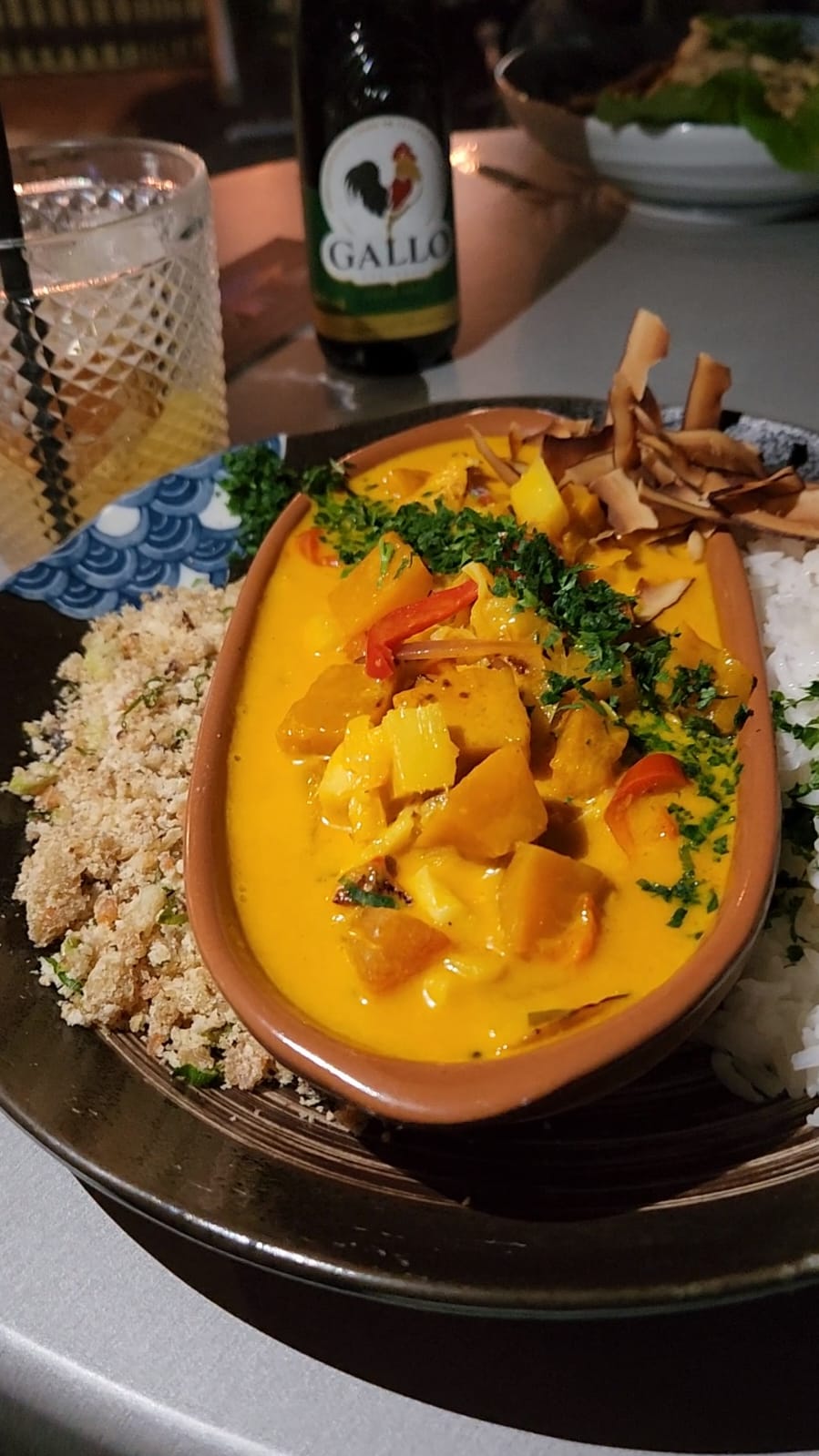 Moqueca com arroz e farofa