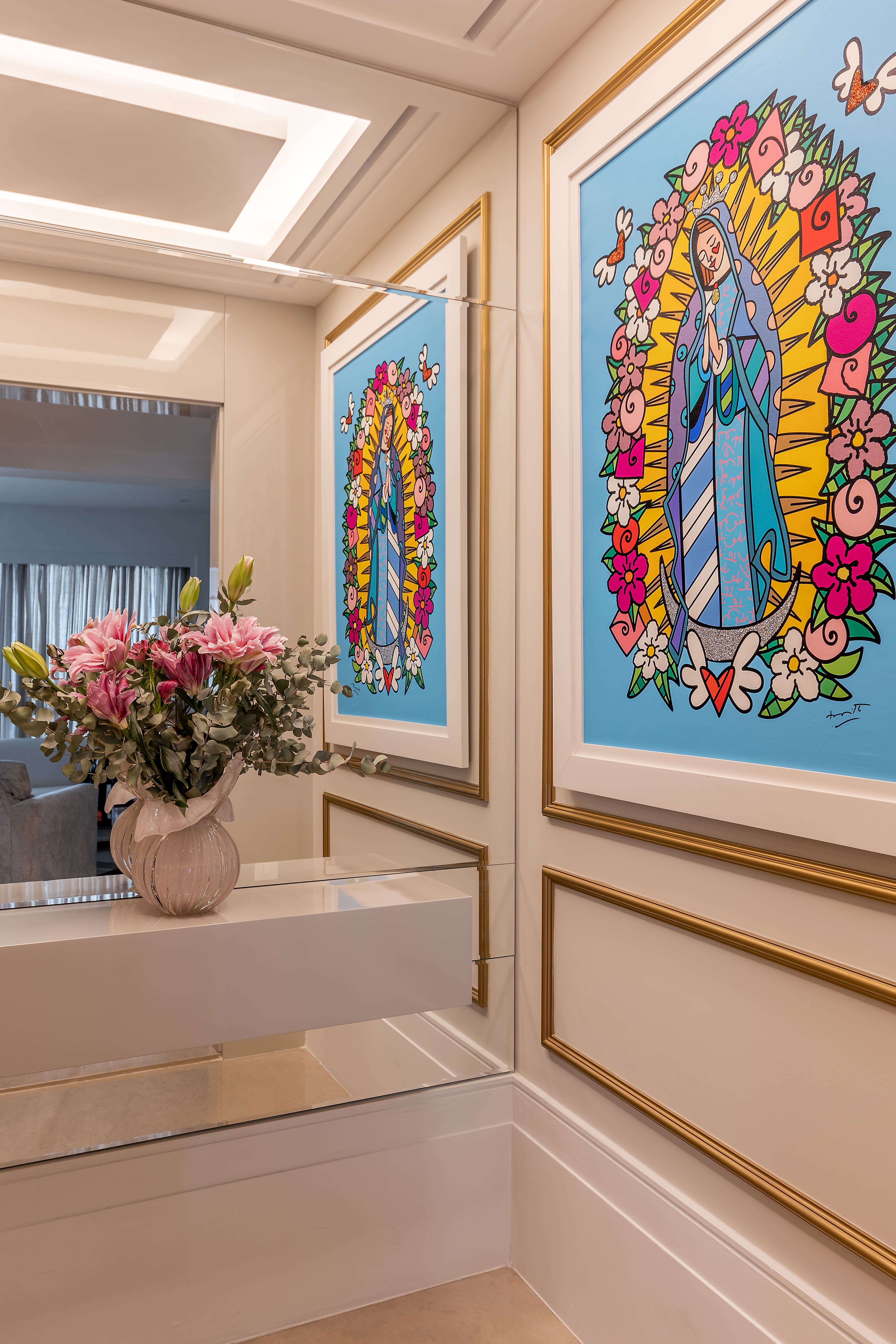 O encanto do ambiente se dá pelas boiseries douradas que adornam o local e a obra de arte com a imagem de Nossa Senhora de Guadalupe, assinada por Romero Britto.