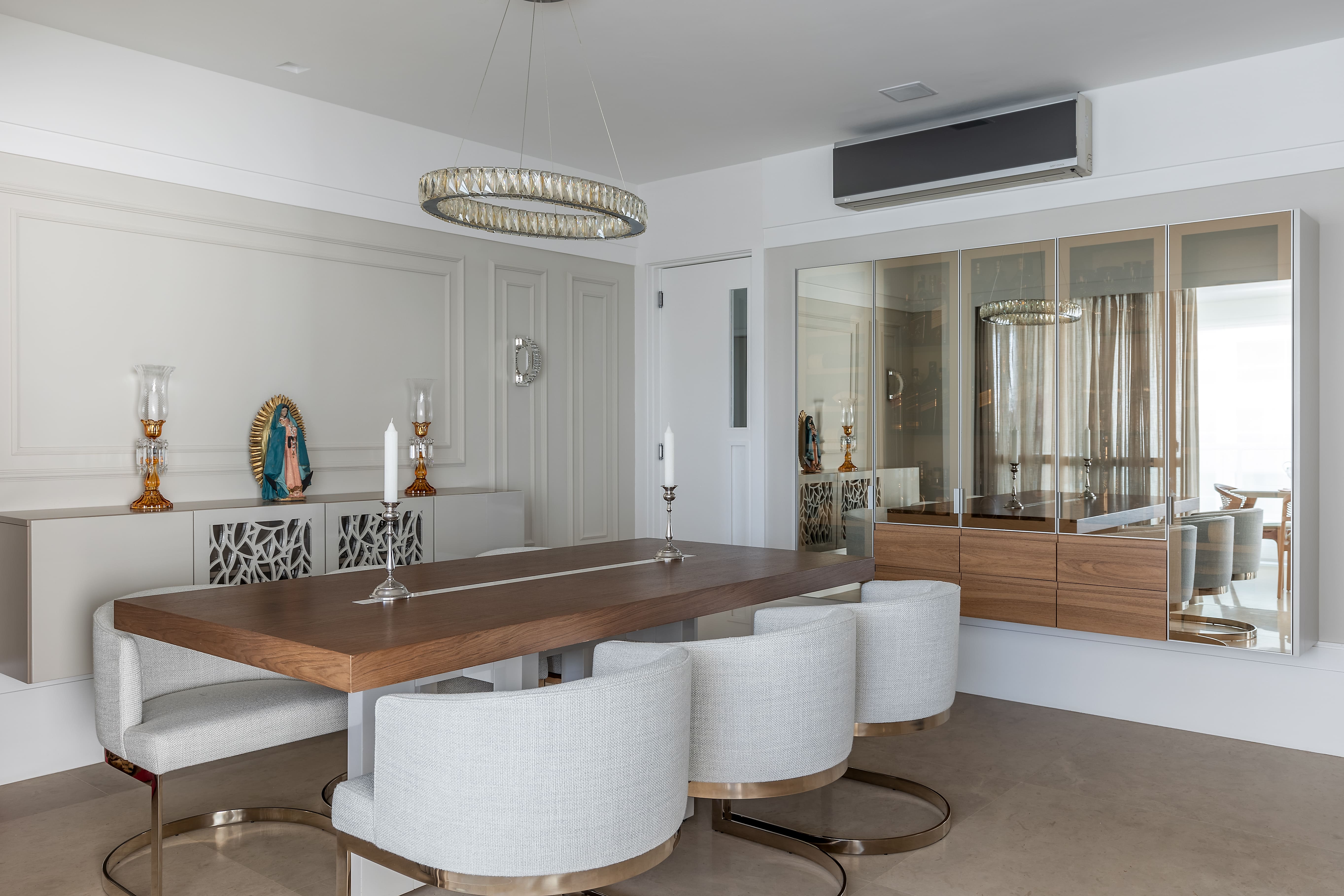 A sala de jantar, com seis posições de cadeiras, é envolvente e perfeita para ocasiões especiais.