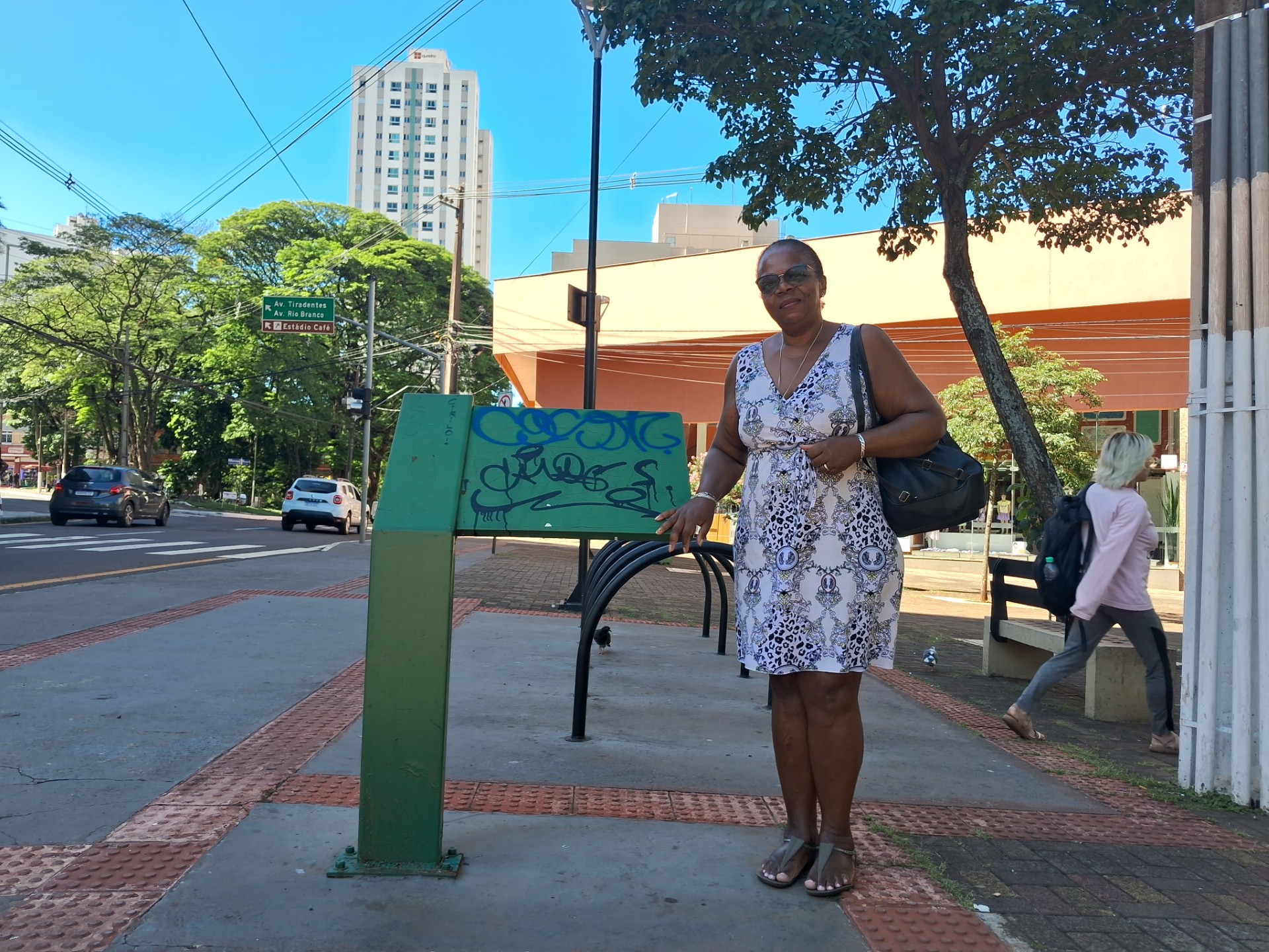 Sandra Regina ao lado do totem no início do Calçadão