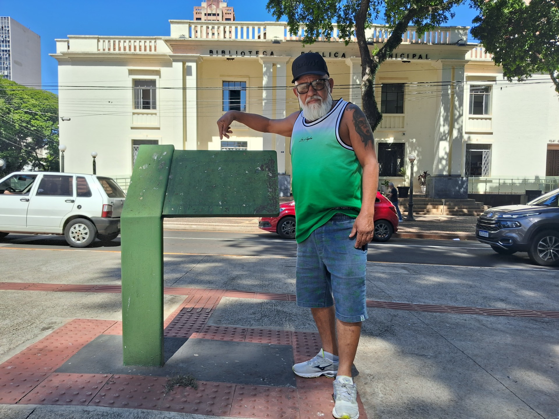 João Rodrigues em frente à Biblioteca Pública Municipal