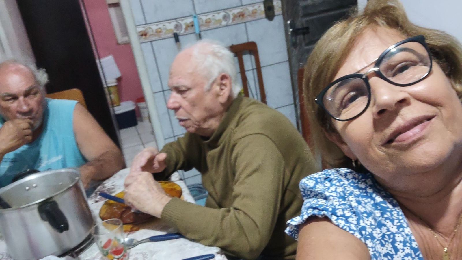 Os irmãos Gregório (esq.), Élio (centro) e Custódia em um fim de ano em Criciúma (SC)