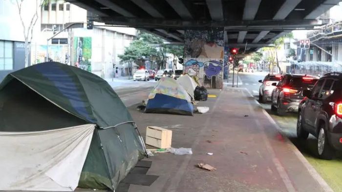 São Paulo (SP), 10/04/2023 - Barracas de pessoas em situação de vulnerabilidade social na rua Amaral Gurgel, embaixo do Elevado Presidente João Goulart, conhecido como Minhocão
