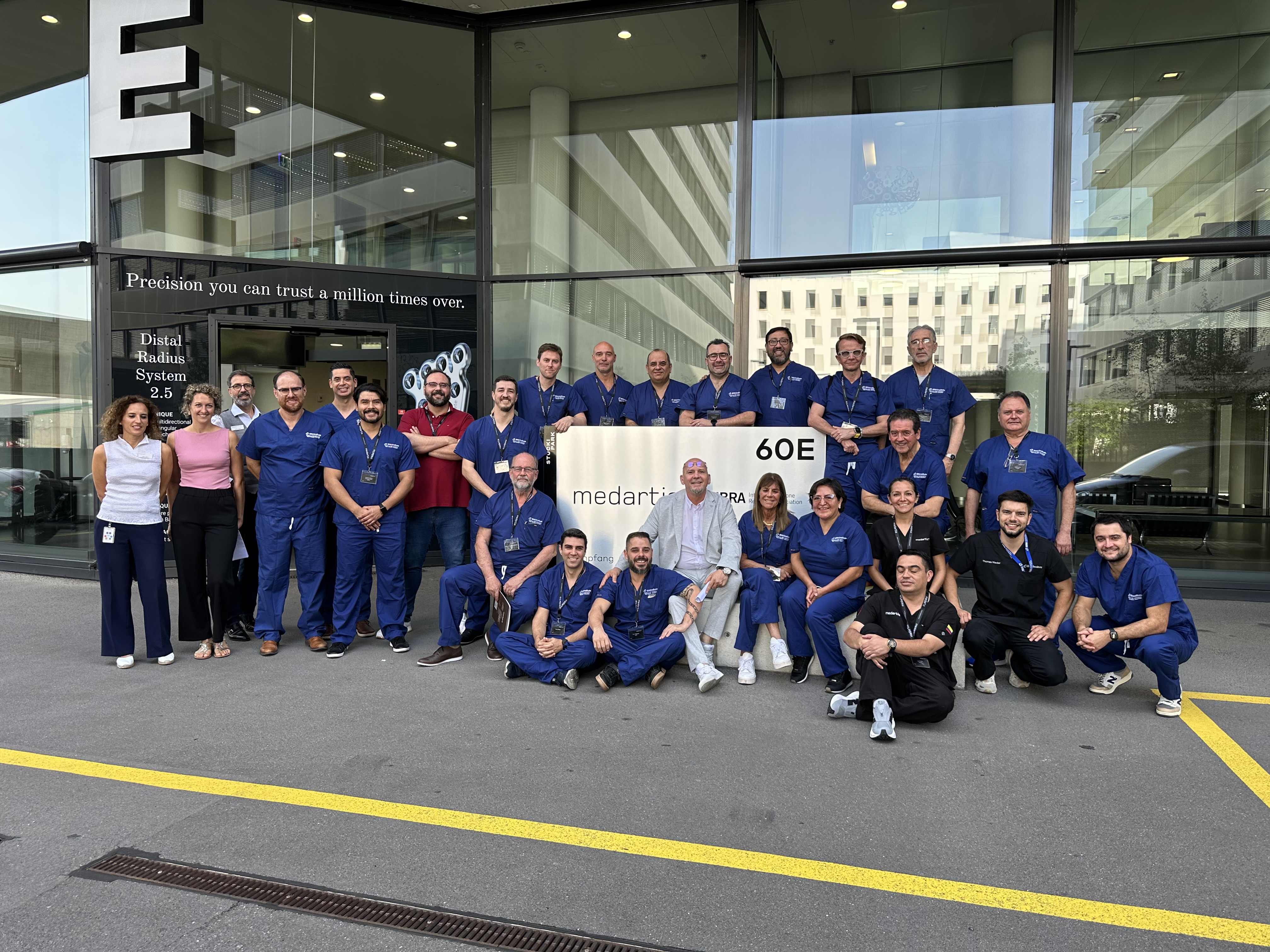 Dr. Diogo Alvino ao lado de colegas cirurgiões e equipe do IBRA, durante a especialização em Basel, Suíça.