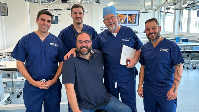 Dr. Diogo Alvino ao lado de colegas cirurgiões