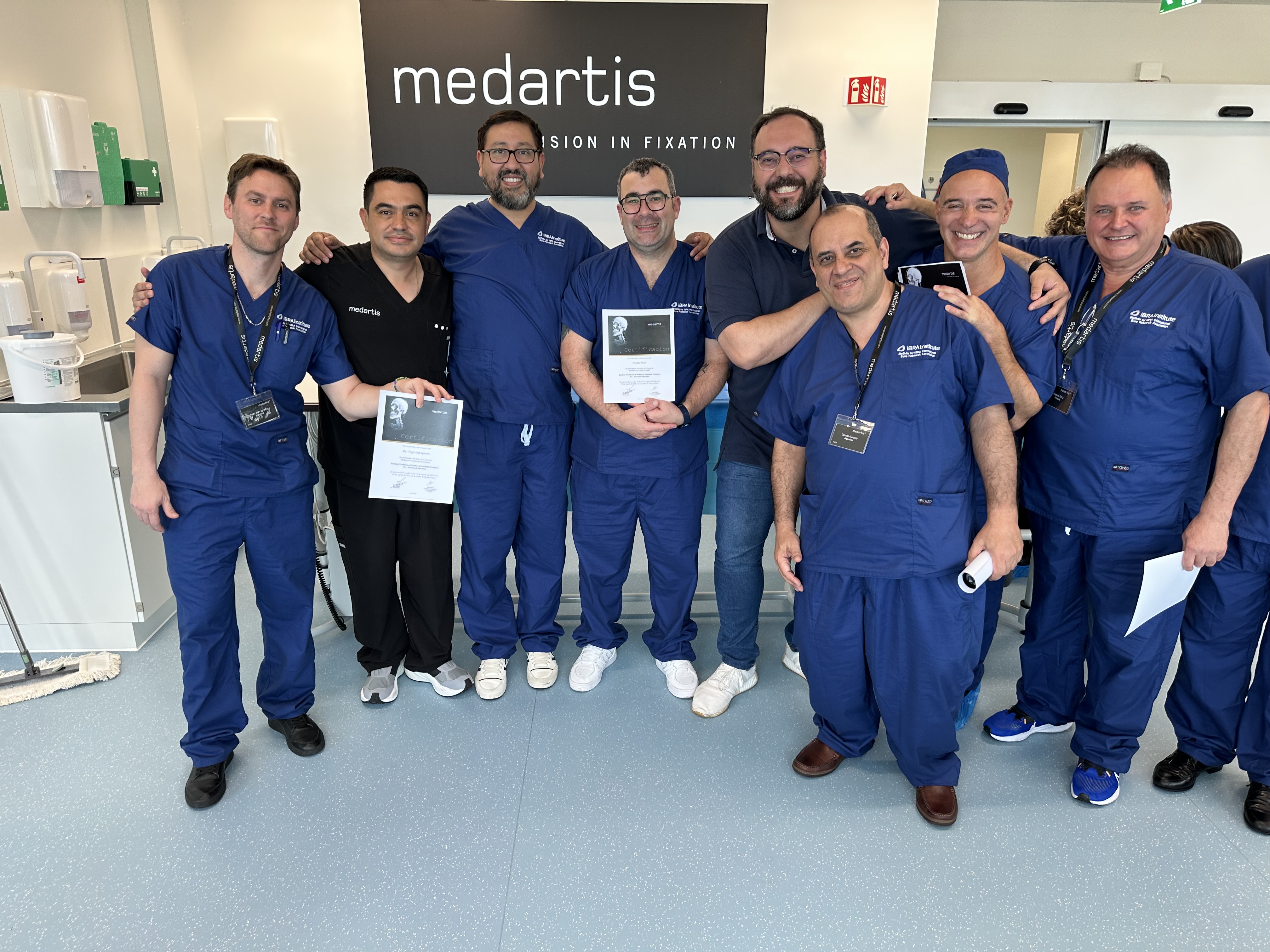 Dr. Diogo Alvino ao lado de colegas cirurgiões