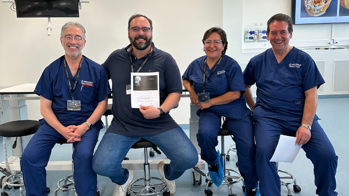 Dr. Diogo Alvino ao lado de colegas cirurgiões