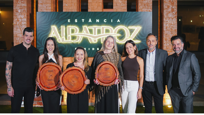 Em destaque, com suas homenagens