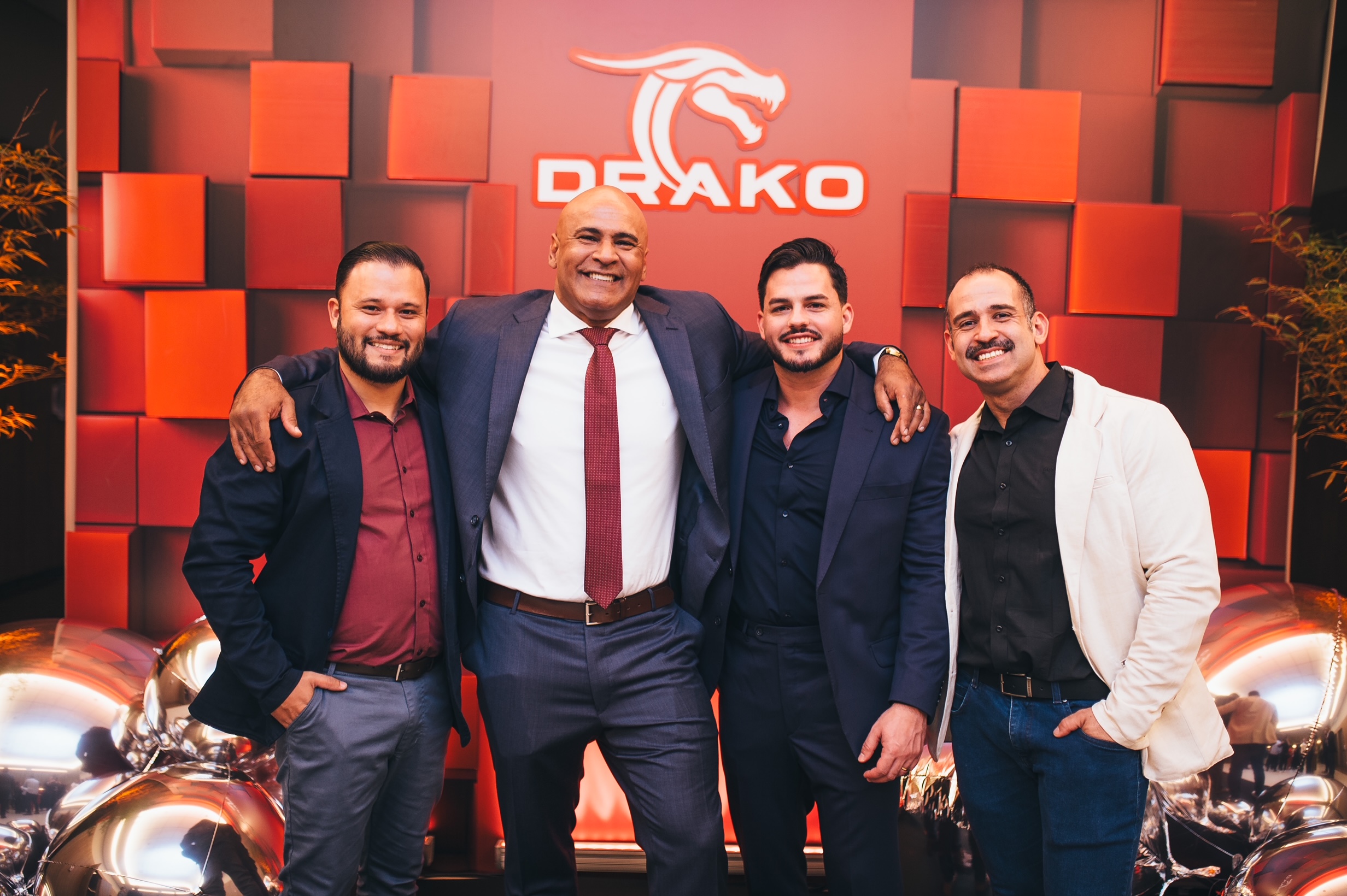 Os anfitriões com os primeiros franqueados da Drako