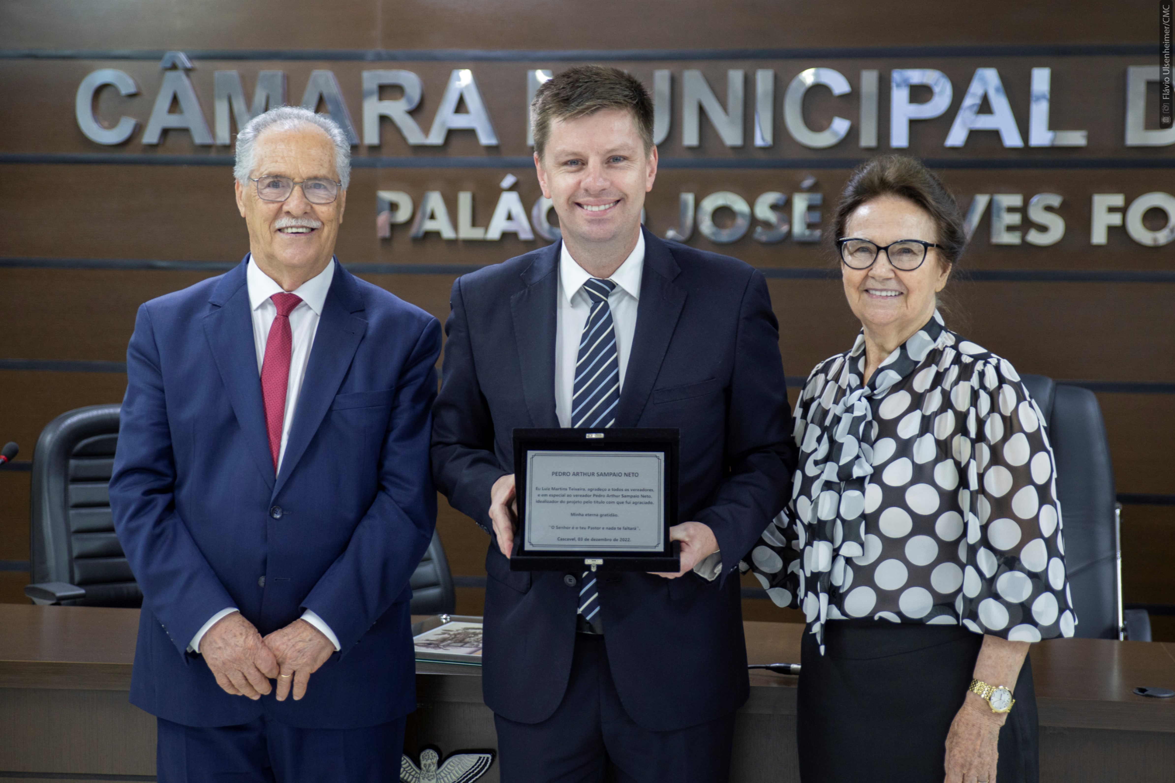 Pedro Sampaio (centro), com o homenageado Luiz Martins Teixeira e sua esposa Aparecida Valério Martins Teixeira Flávio Ulsenheimer/Assessoria de Imprensa/CMC