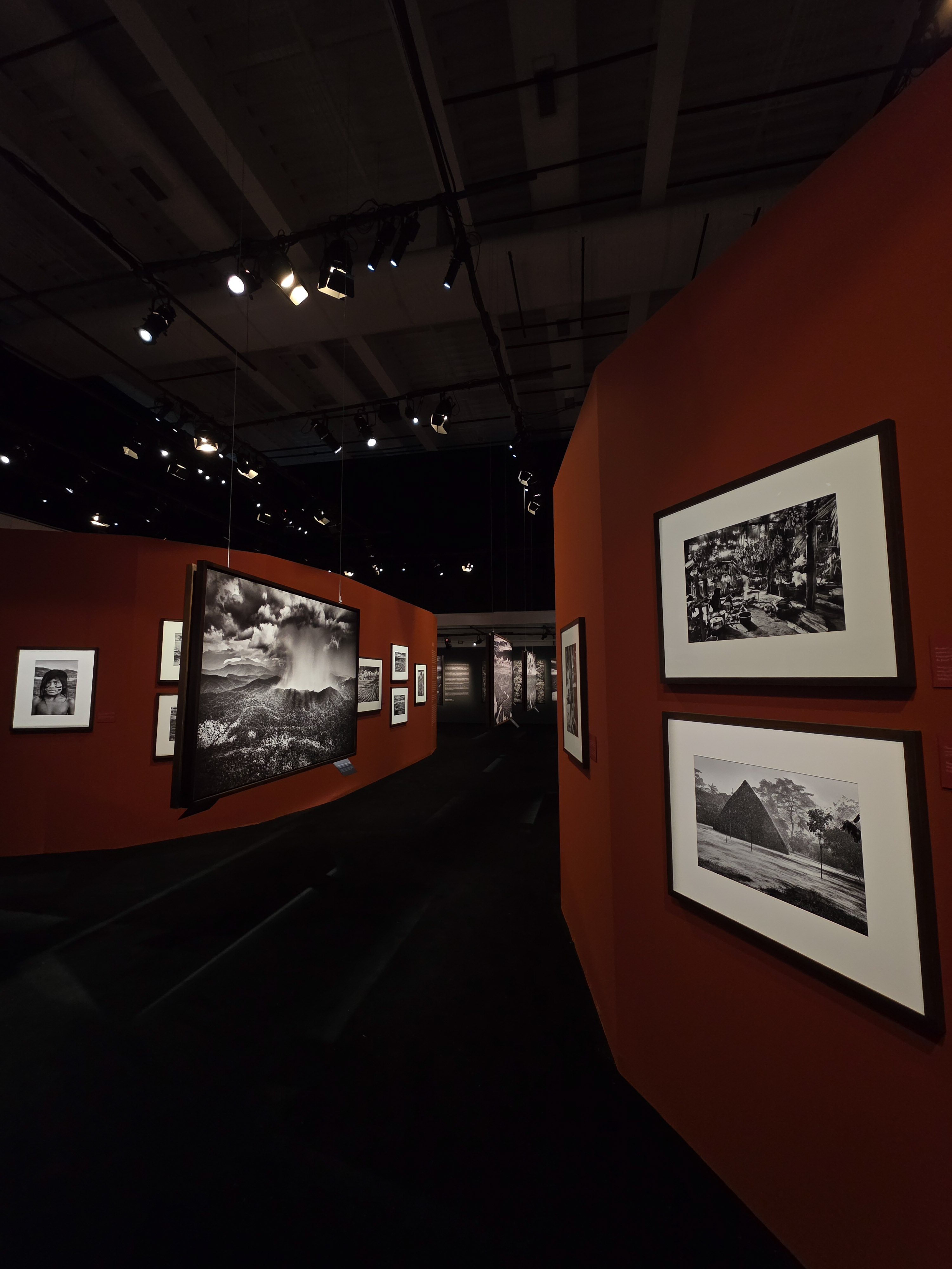 Exposição Amazônia de Sebastião Salgado no Cais das Artes