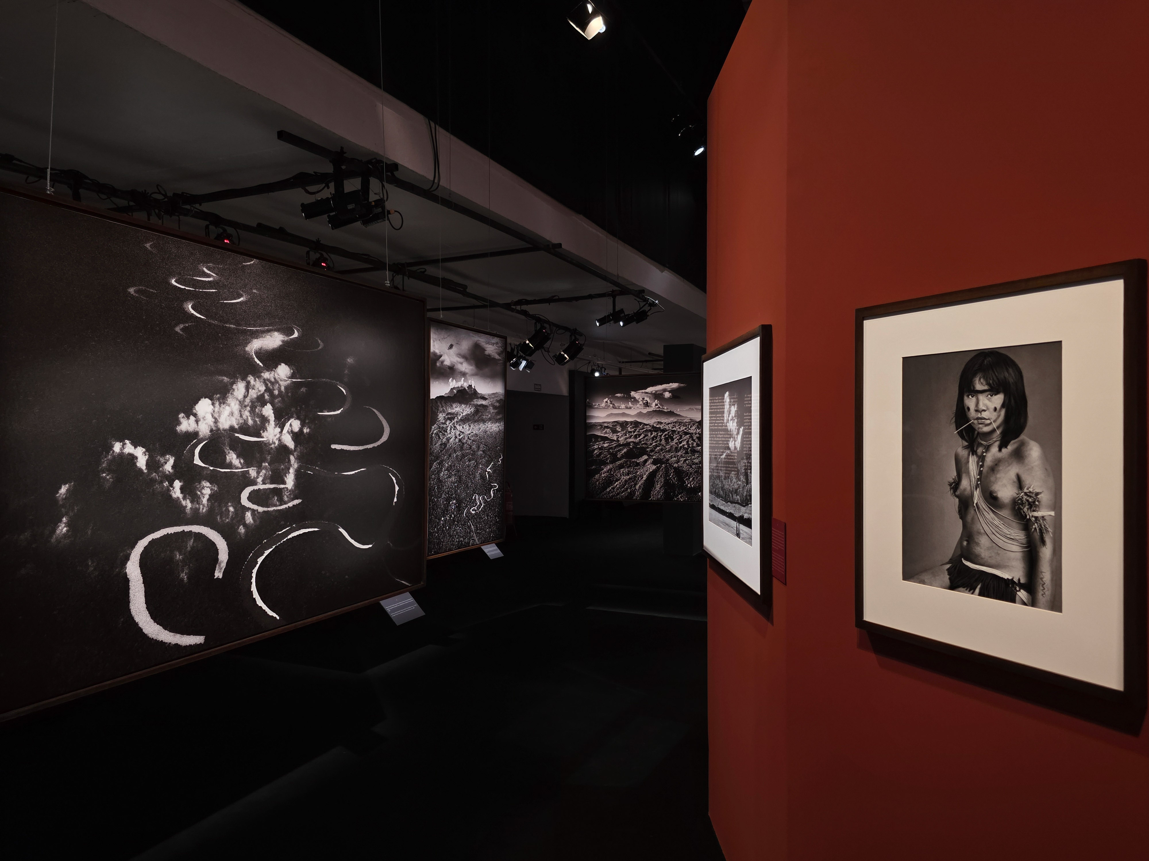 Exposição Amazônia de Sebastião Salgado no Cais das Artes