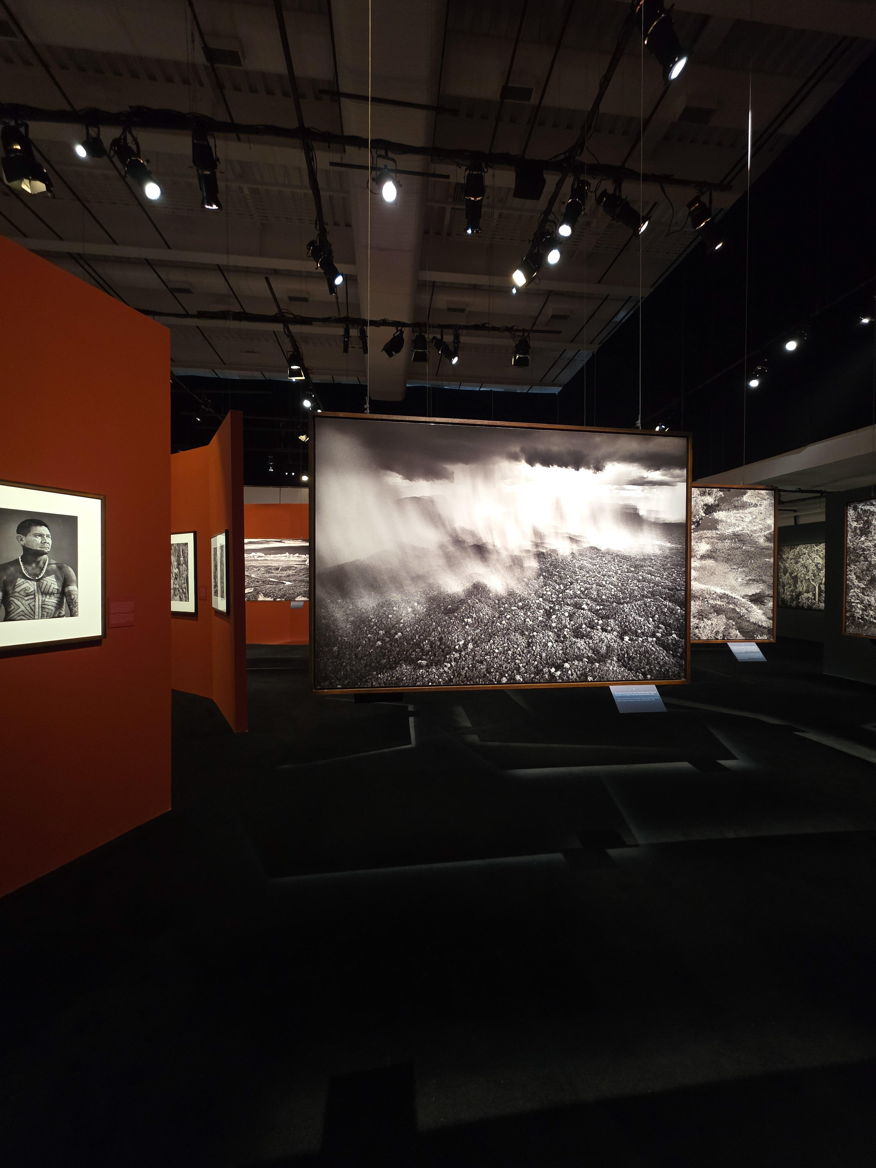 Exposição Amazônia de Sebastião Salgado no Cais das Artes