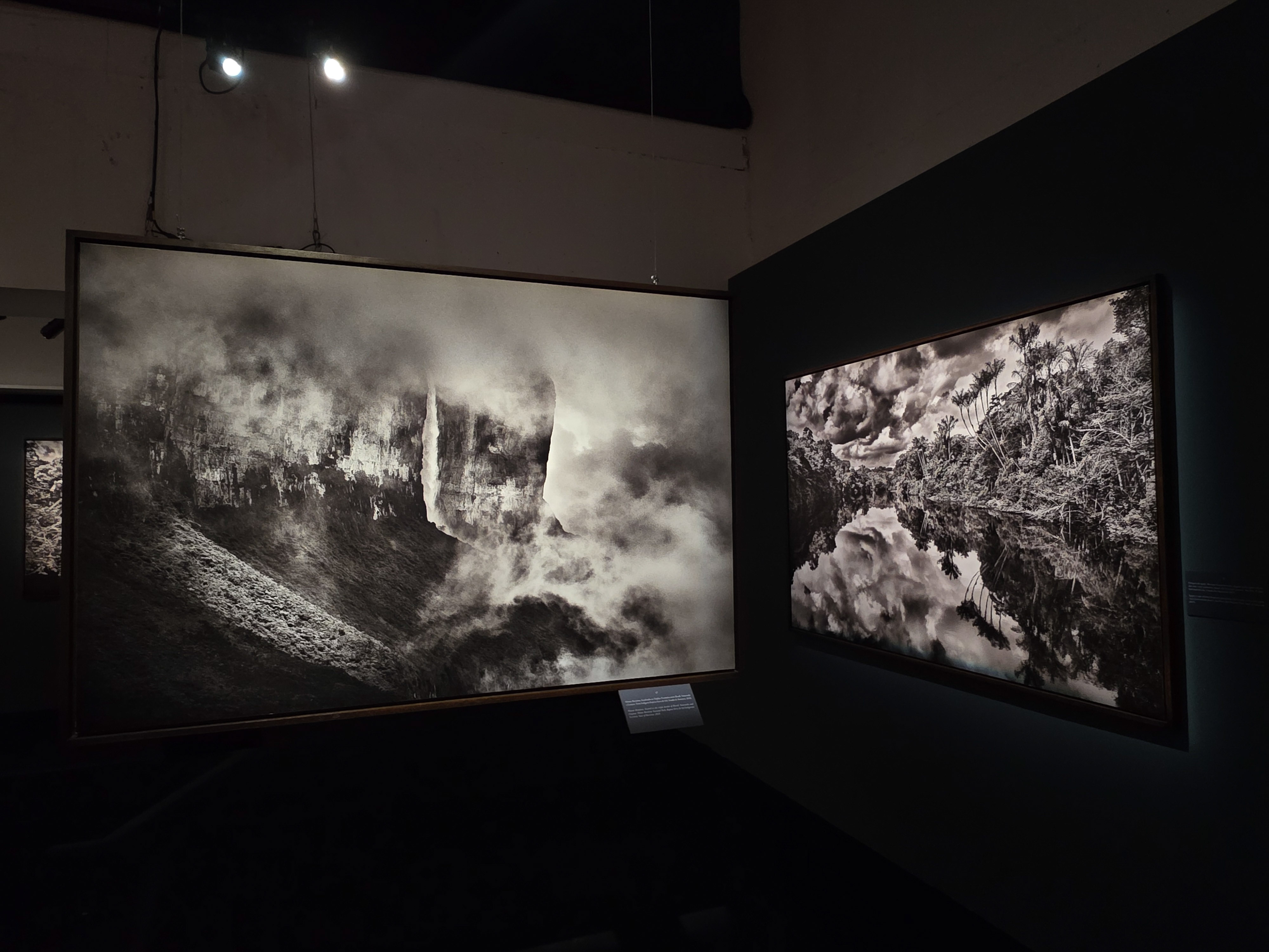 Exposição Amazônia de Sebastião Salgado no Cais das Artes