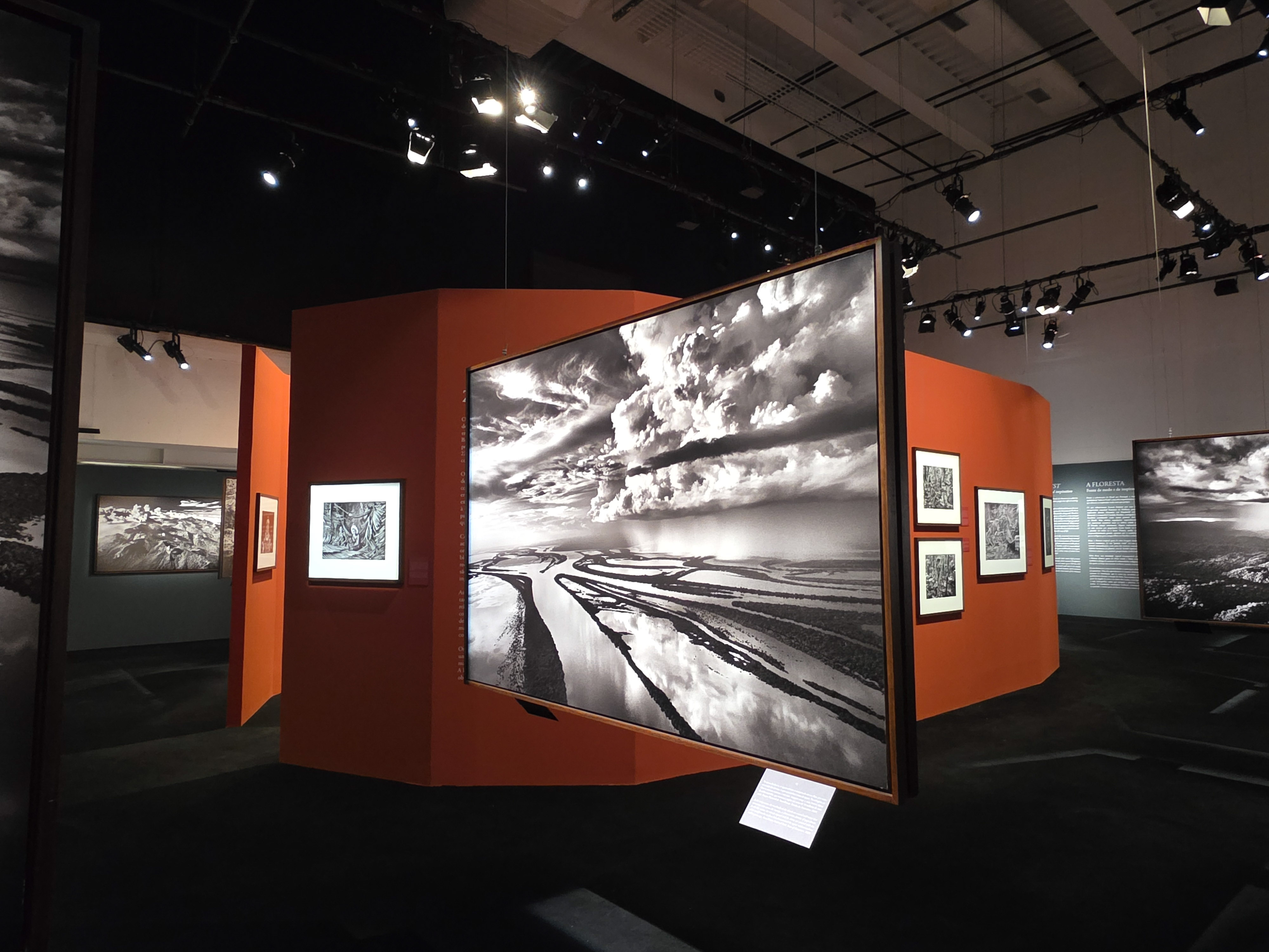 Exposição Amazônia de Sebastião Salgado no Cais das Artes