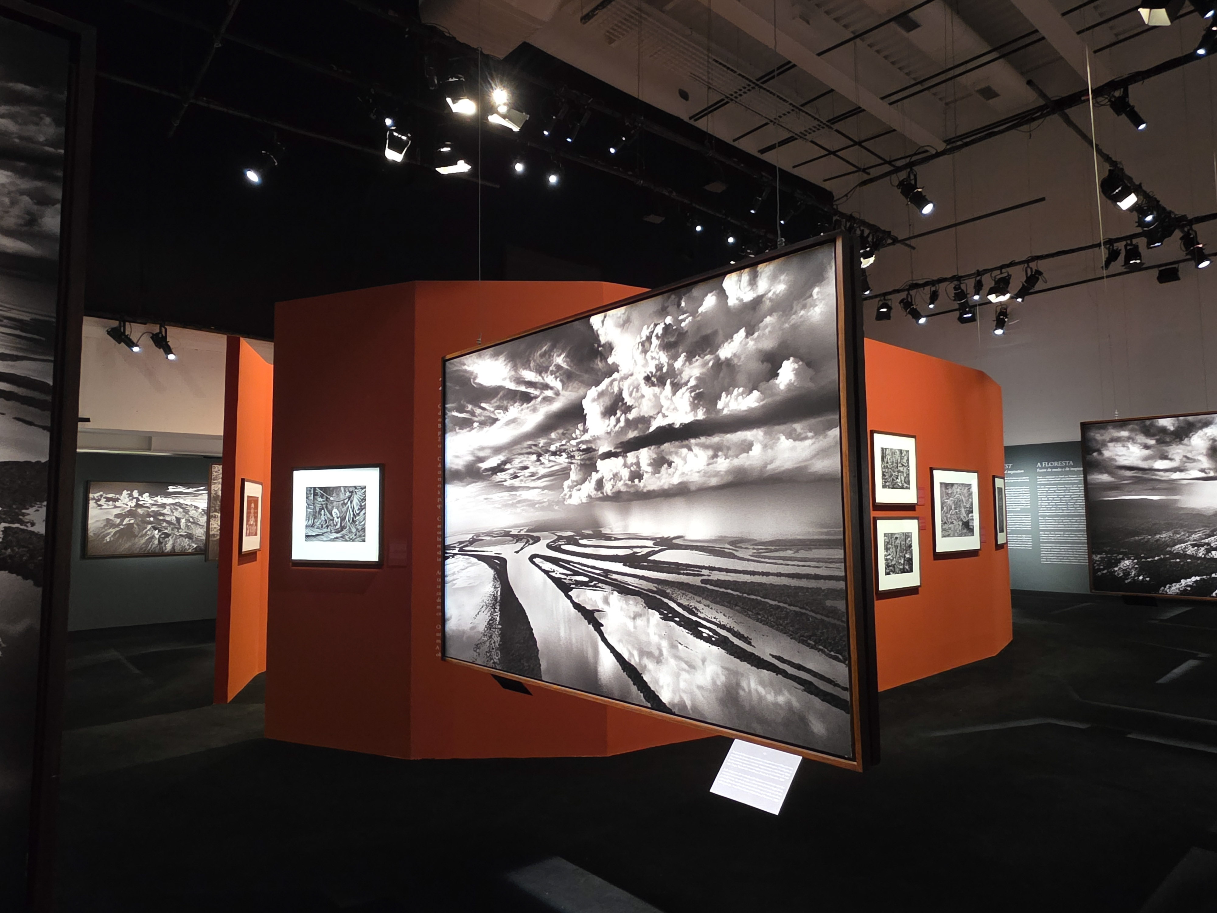 Exposição Amazônia de Sebastião Salgado no Cais das Artes