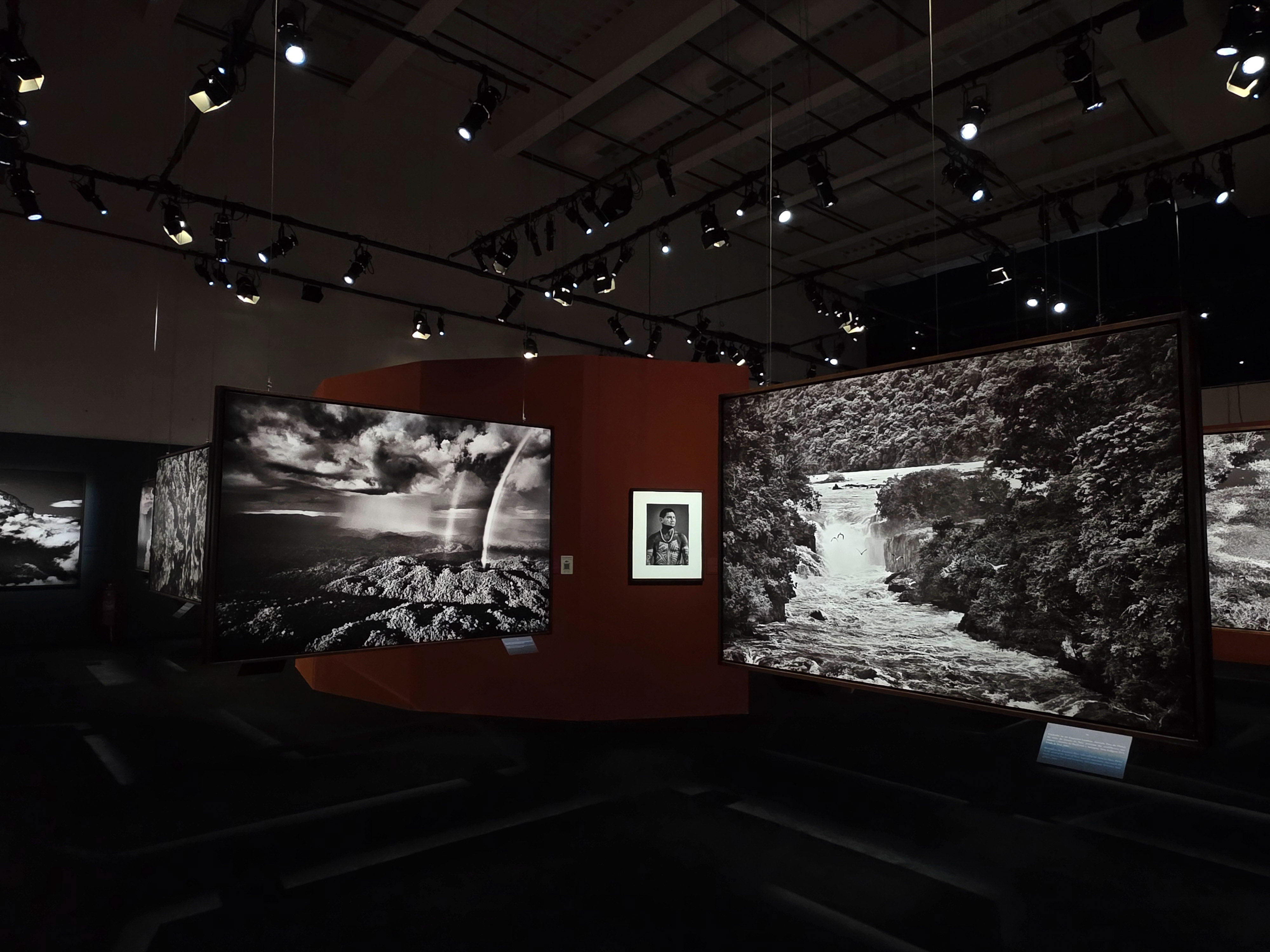 Exposição Amazônia de Sebastião Salgado no Cais das Artes