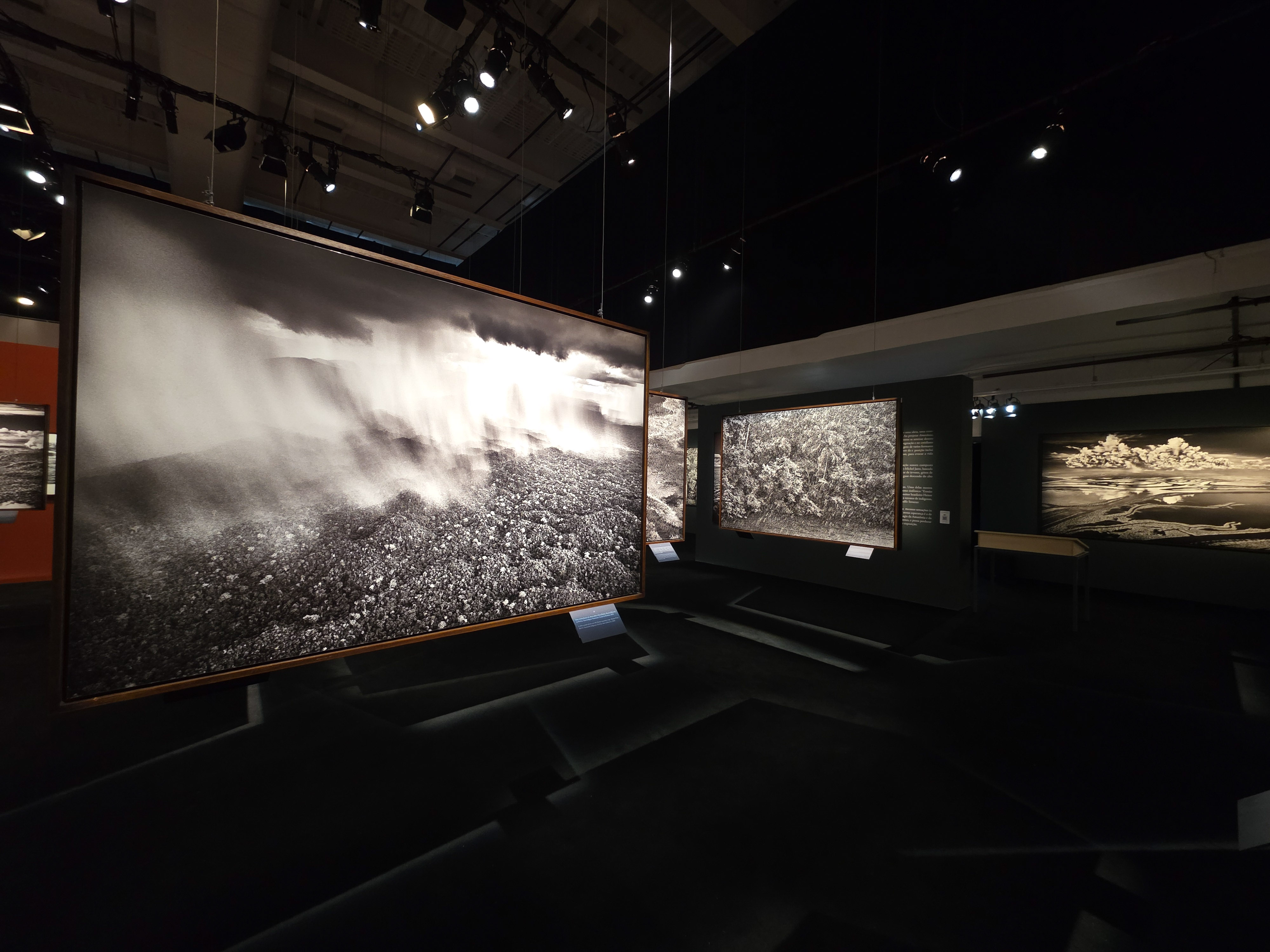 Exposição Amazônia de Sebastião Salgado no Cais das Artes