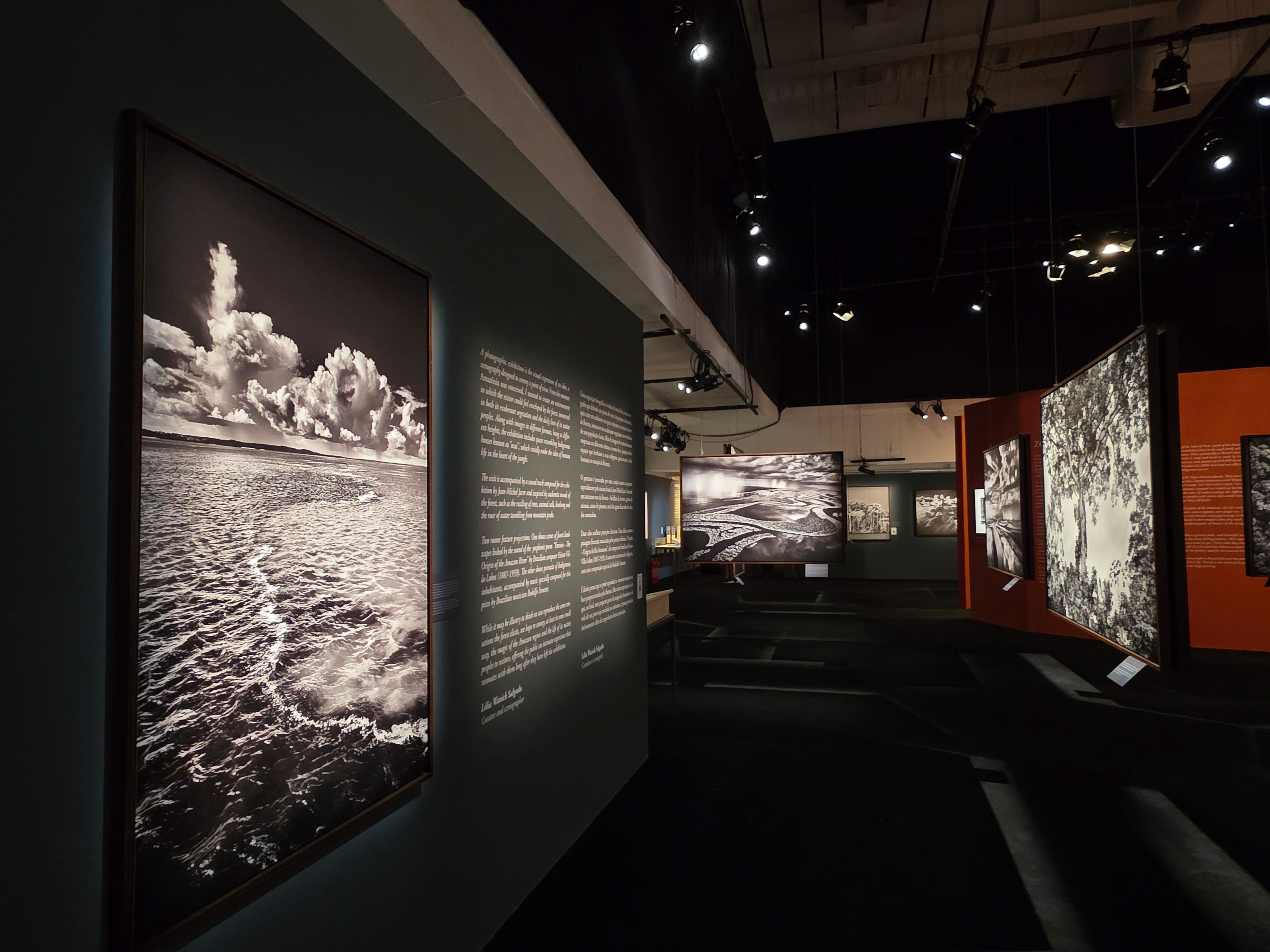 Exposição Amazônia de Sebastião Salgado no Cais das Artes