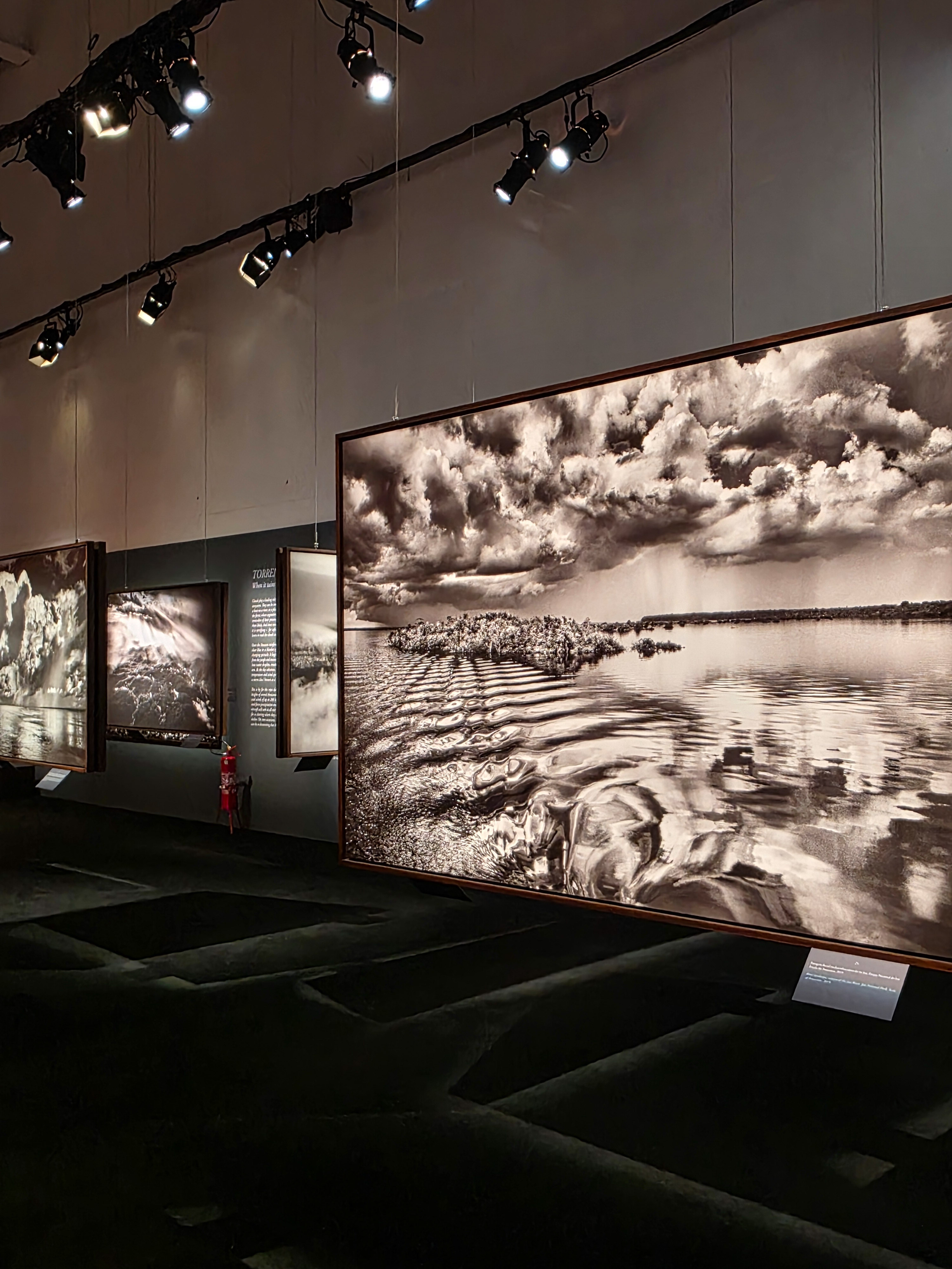 Exposição Amazônia de Sebastião Salgado no Cais das Artes