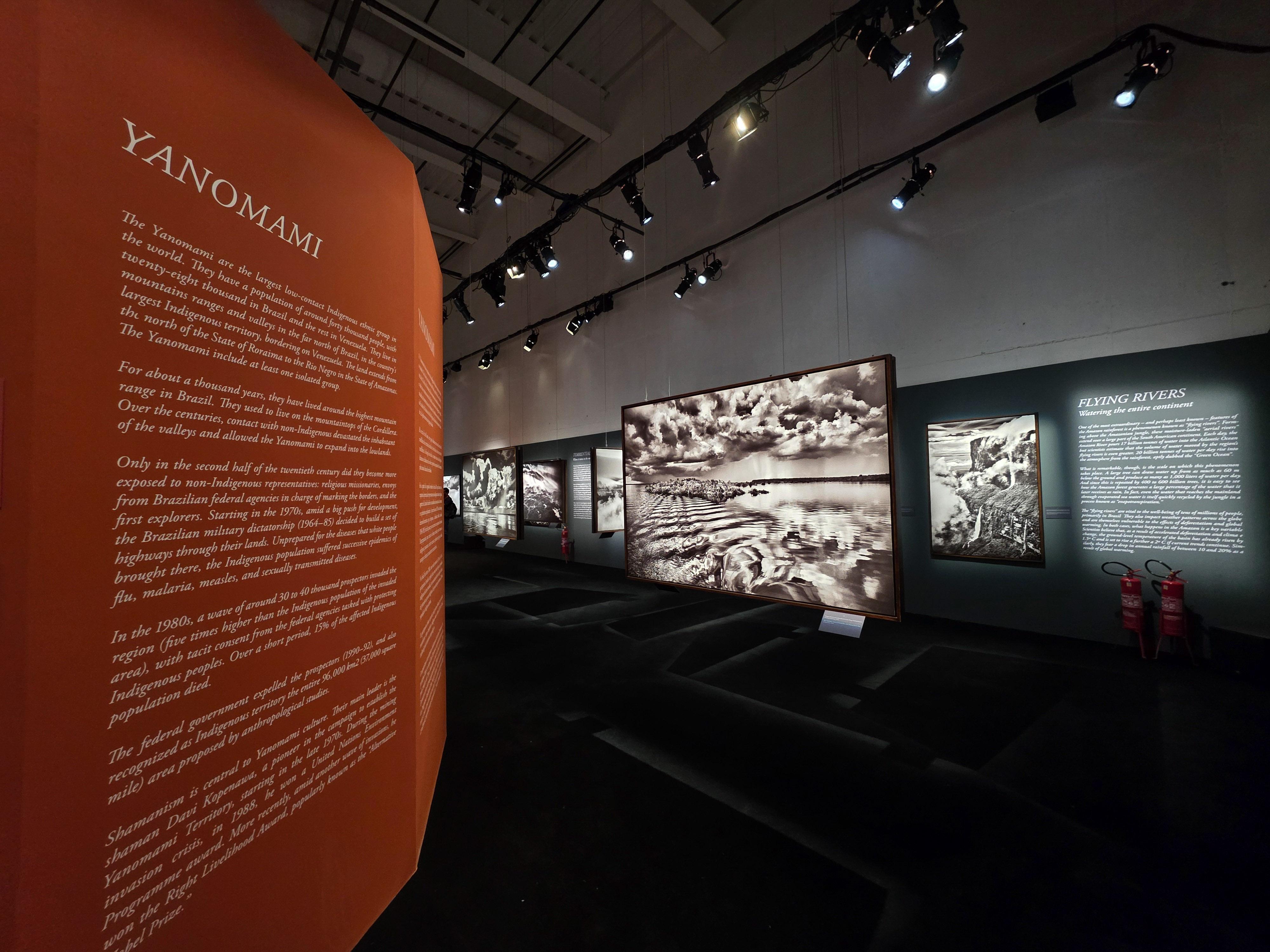 Exposição Amazônia de Sebastião Salgado no Cais das Artes