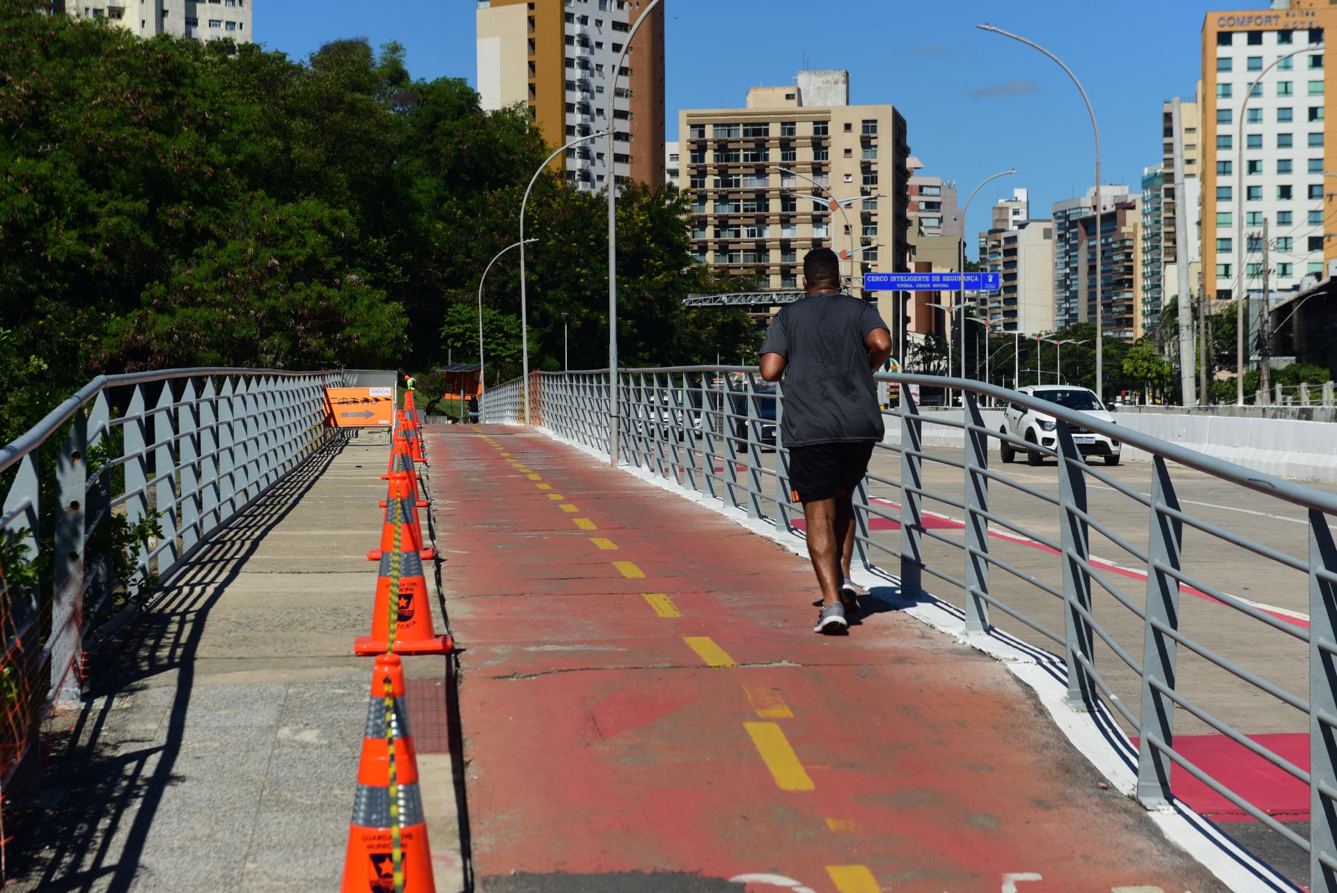 Obras na calçada da Ponte de Camburi