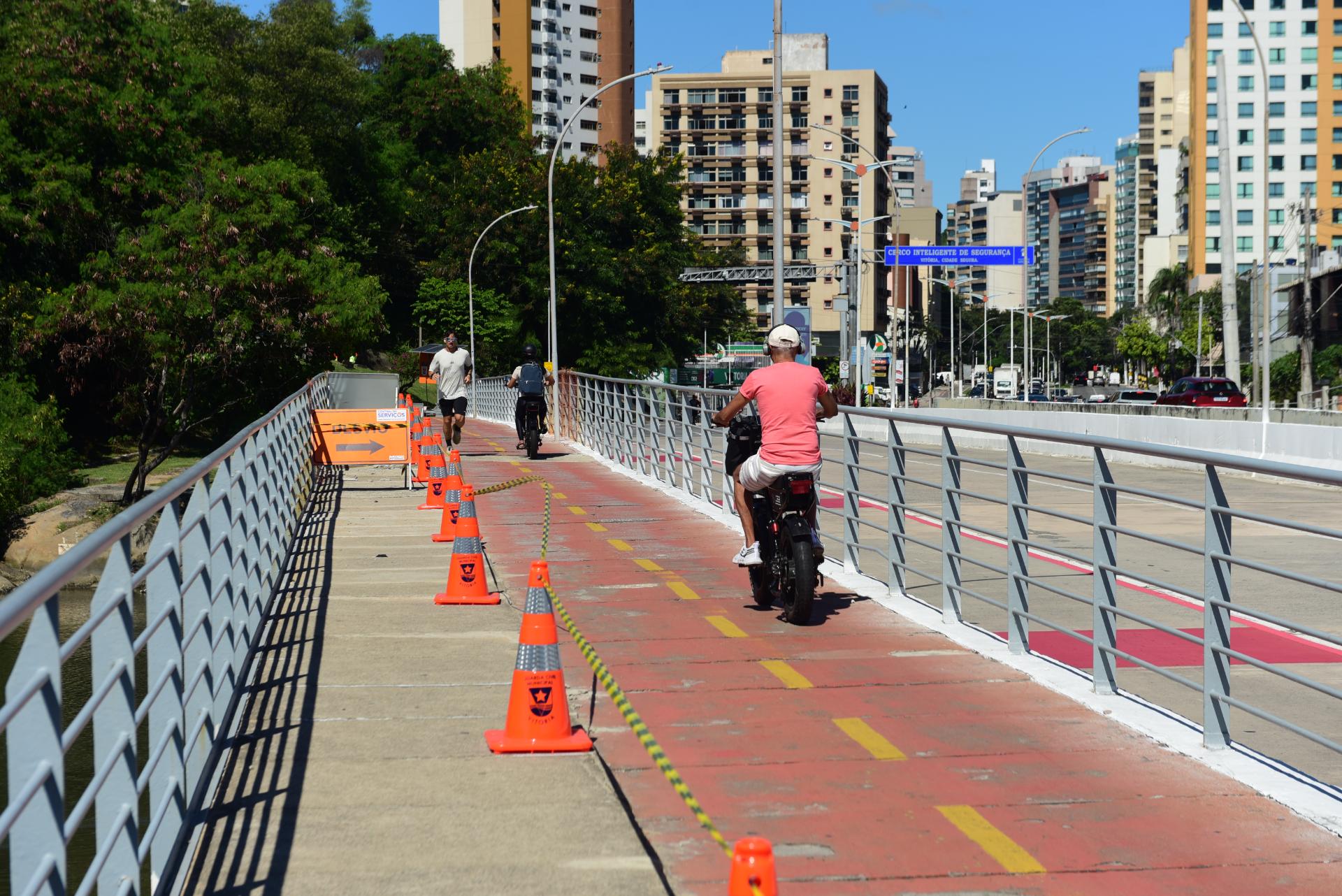 Obras na calçada da Ponte de Camburi