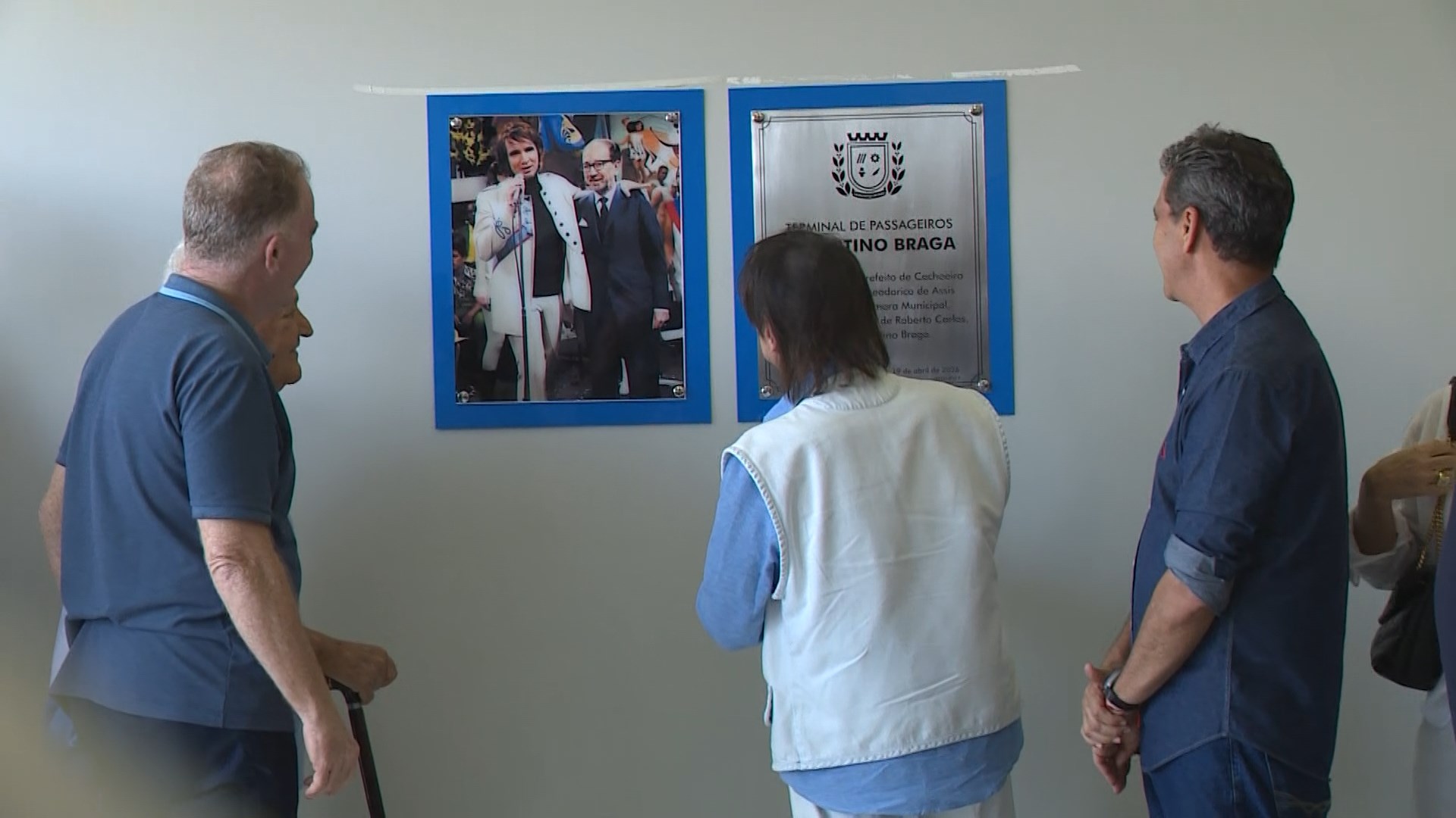 Roberto Carlos inaugura placa em aeroporto de Cachoeiro neste domingo (19)