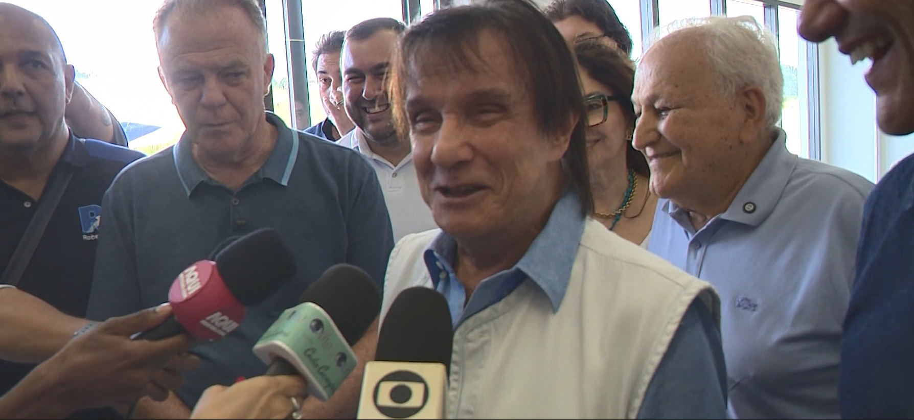 Cantor Roberto Carlos desembarcou no Aeroporto de Cachoeiro de Itapemirim para show na cidade e para homenagear o pai dele, que recebeu placa no terminal de passageiros