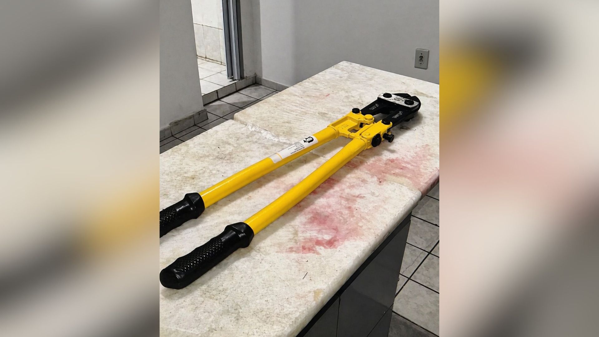 Instrumento que teria sido usado para agredir vítima de cárcere privado em Vila Velha