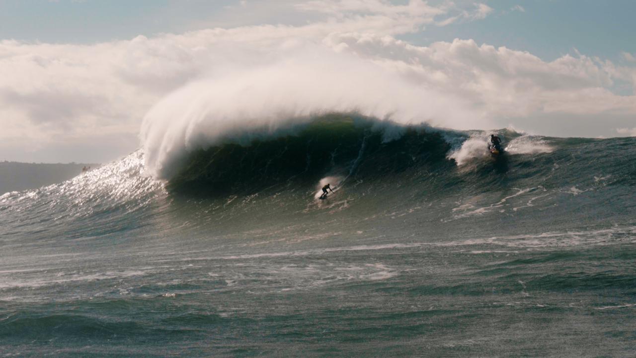 A Capixaba de 13 anos Aninha Dagostini surfando em Nazaré